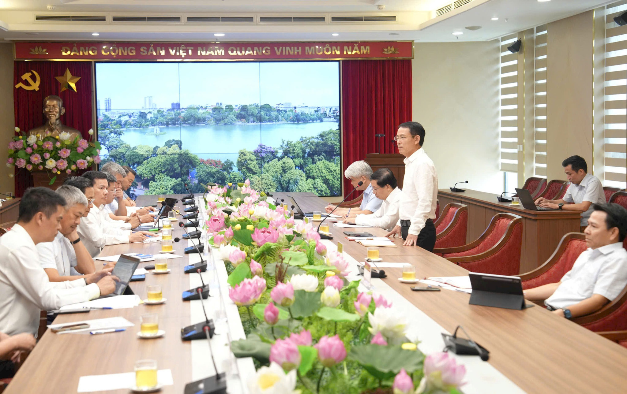 Quang cảnh buổi làm việc