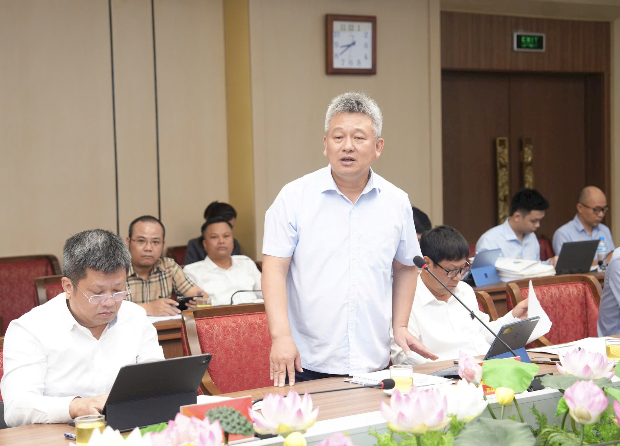 Đại diện các Ban Quản lý dự án đầu tư xây dựng của thành phố báo cáo tại buổi làm việc