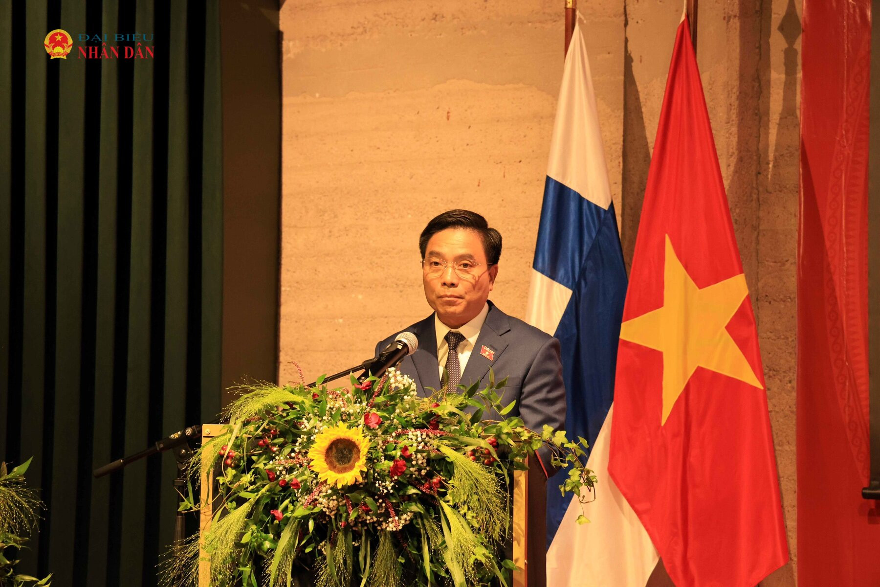 Phó Chủ tịch Quốc hội, Thượng tướng Nguyễn Doãn Anh gặp gỡ cán bộ và nhân viên Đại sứ quán Việt Nam tại Phần Lan. Ảnh: KL
