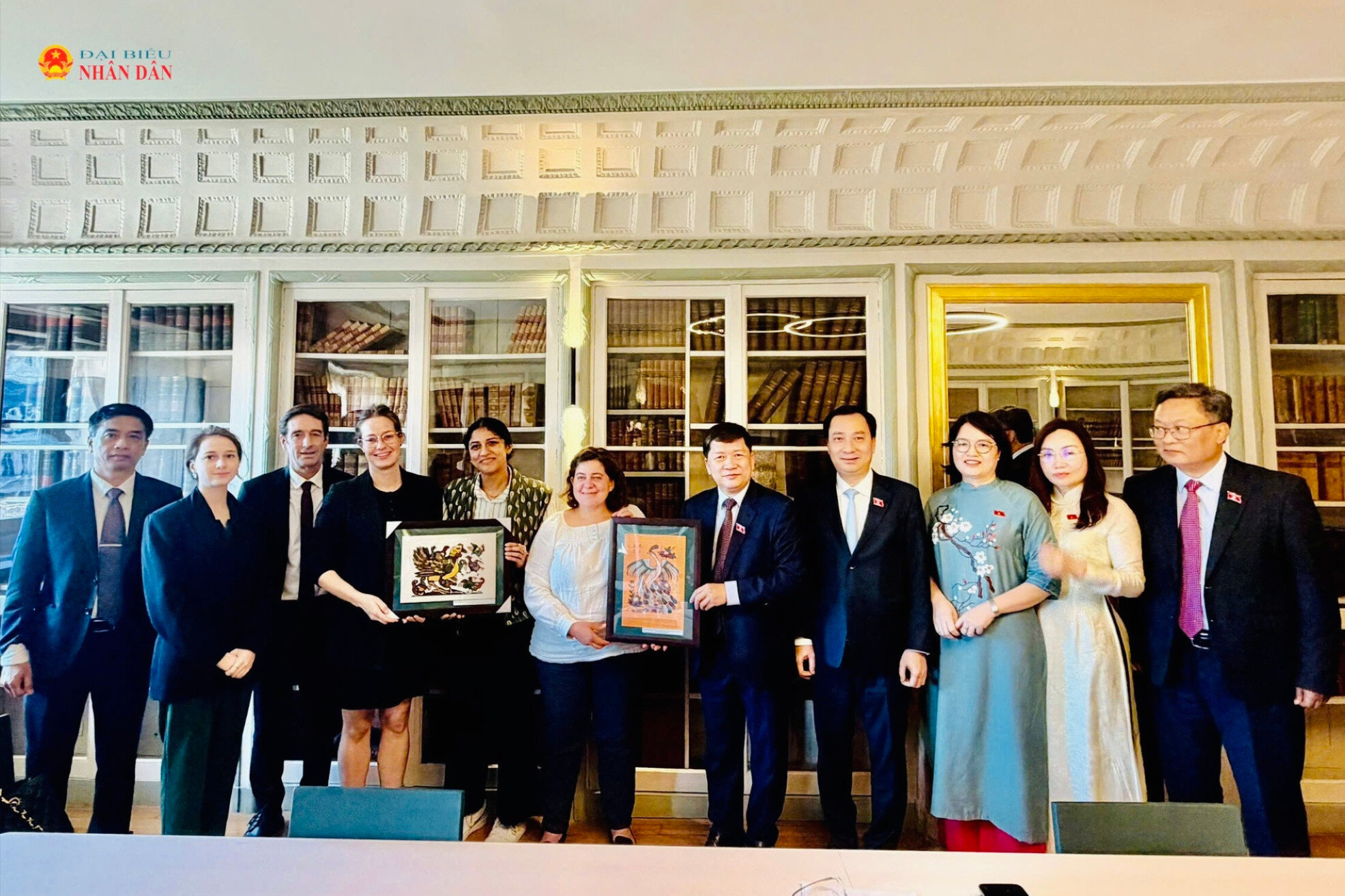 Đoàn công tác Ủy ban Văn hóa và Xã hội tặng quà lưu niệm Bộ Văn hóa Pháp