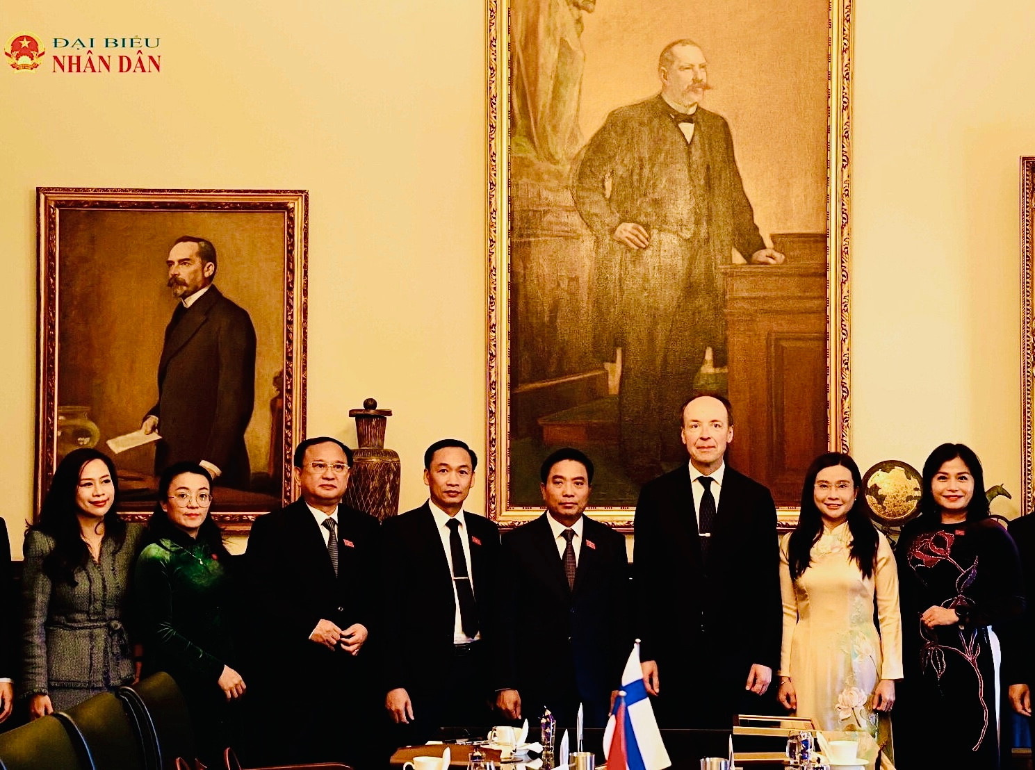 Phó Chủ tịch Quốc hội, Thượng tướng Nguyễn Doãn Anh, Chủ tịch Quốc hội Phần Lan Jussi Halla-aho và các đại biểu tham dự hội kiến chụp ảnh chung