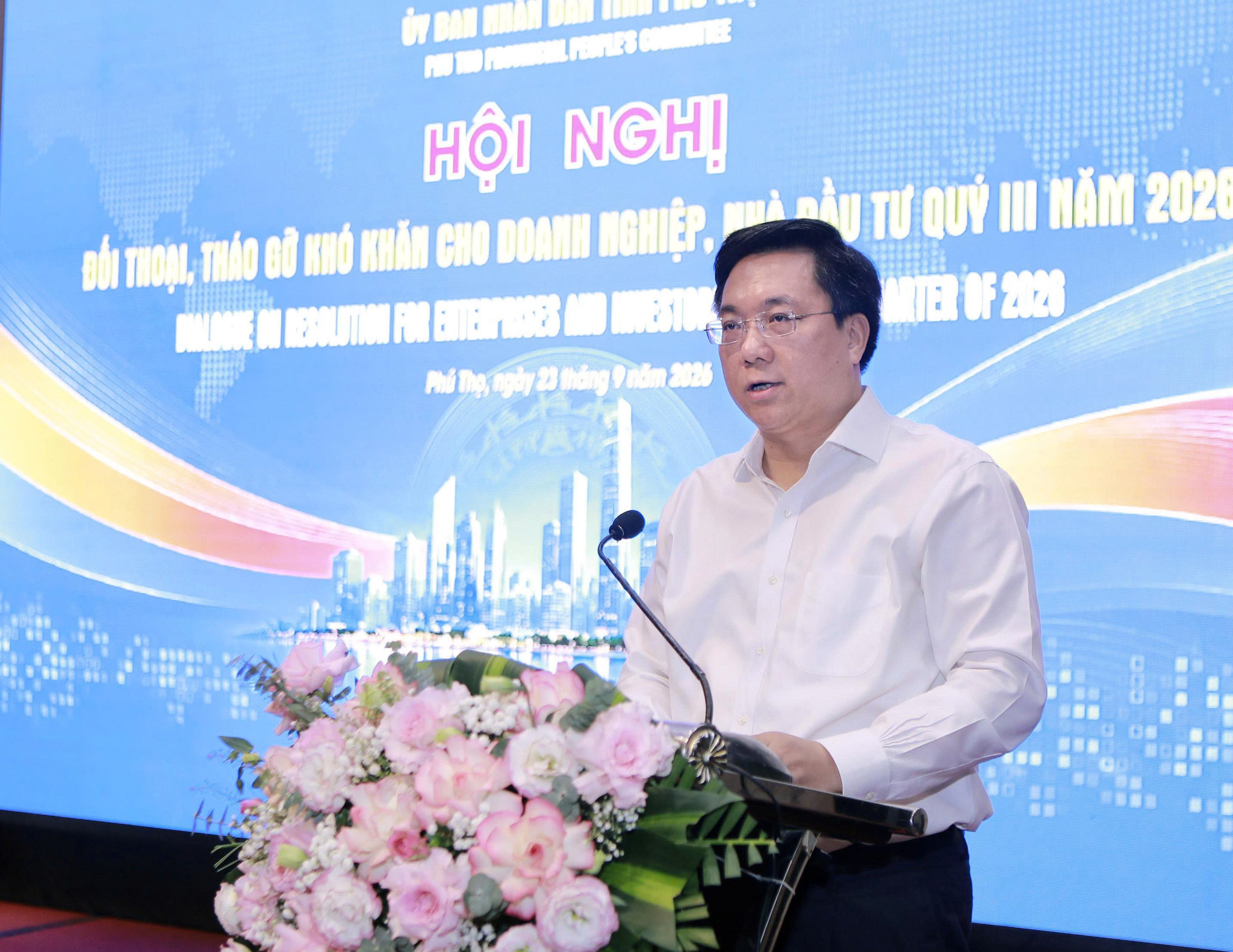 Chủ tịch UBND tỉnh Trần Duy Đông phát biểu tại hội nghị. Ảnh: H. Dương