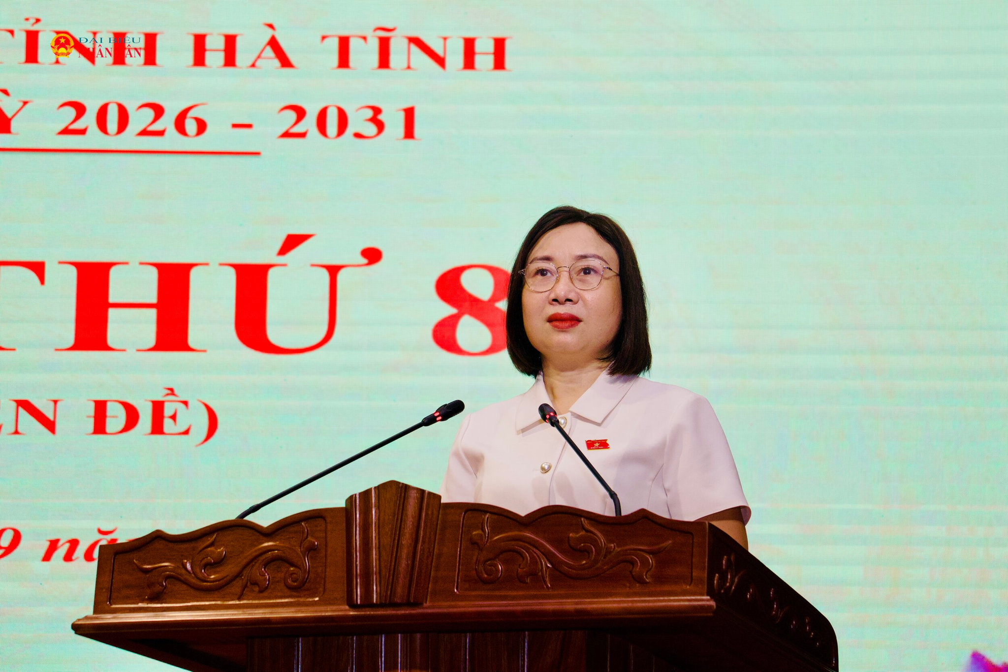 Trưởng Ban Kinh tế - Ngân sách HĐND tỉnh Nguyễn Thị Thuý Nga trình bày báo cáo thẩm tra.