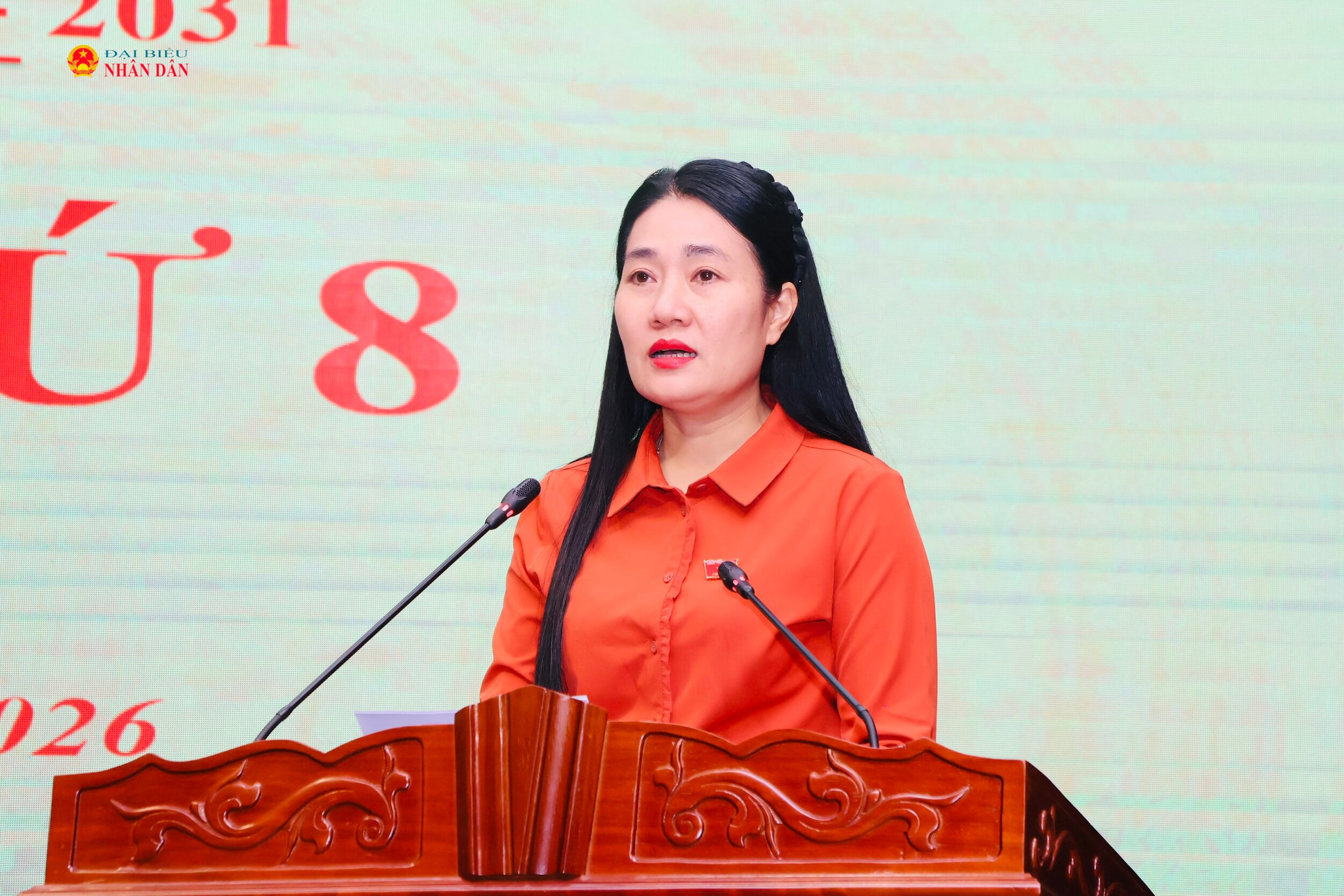 Phó Chủ tịch HĐND tỉnh Nguyễn Thị Việt Hà thông qua chương trình kỳ họp.