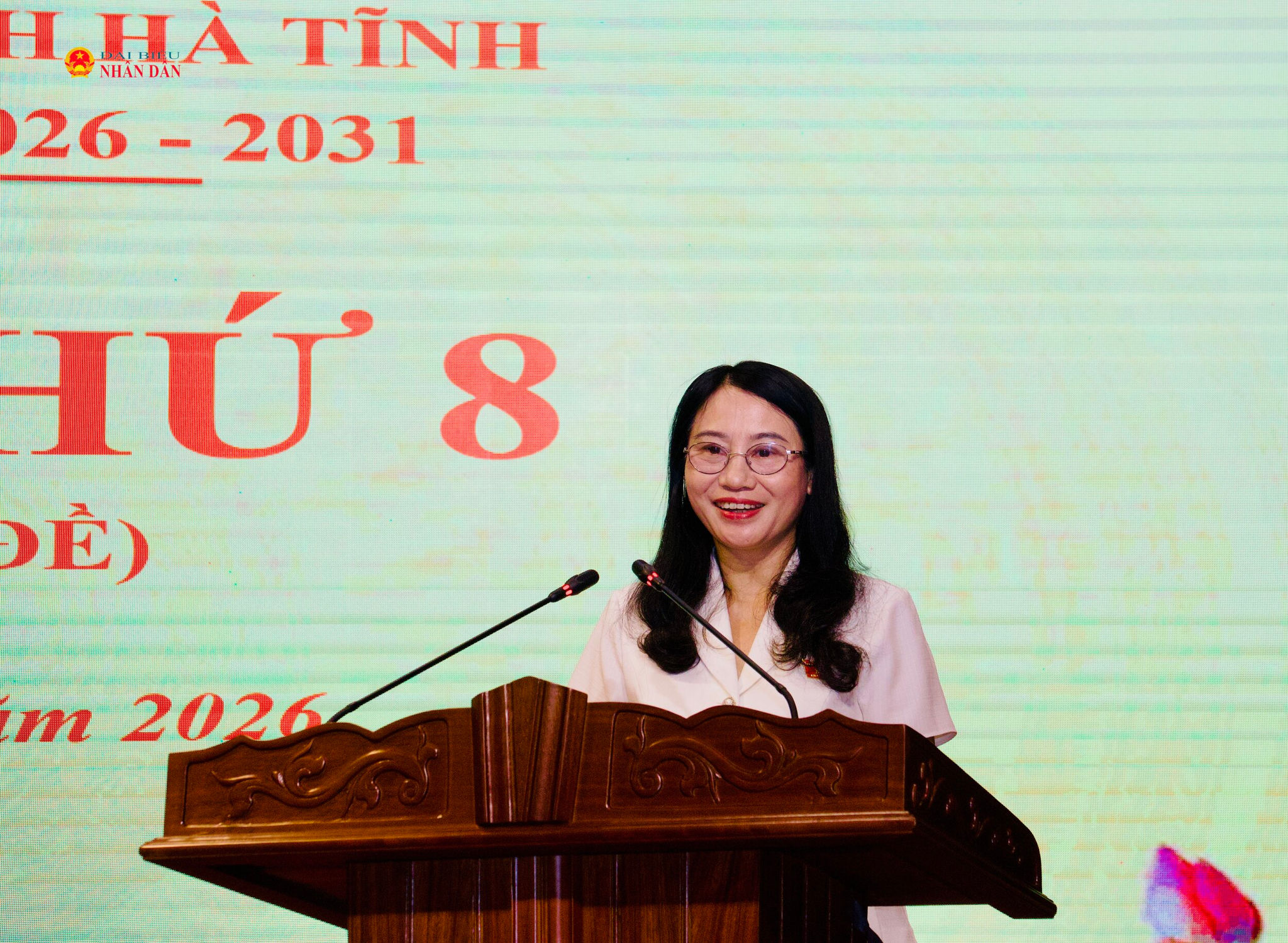Trưởng Ban Pháp chế HĐND tỉnh Nguyễn Thị Nhuần trình bày báo cáo thẩm tra.