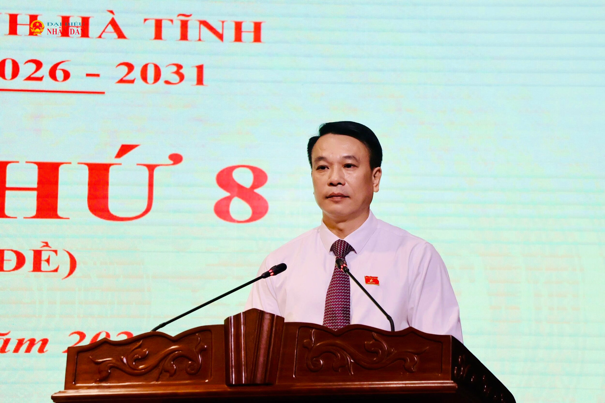 Chánh Văn phòng Đoàn ĐBQH và HĐND tỉnh Nguyễn Huy Hùng trình bày dự thảo nghị quyết tại kỳ họp