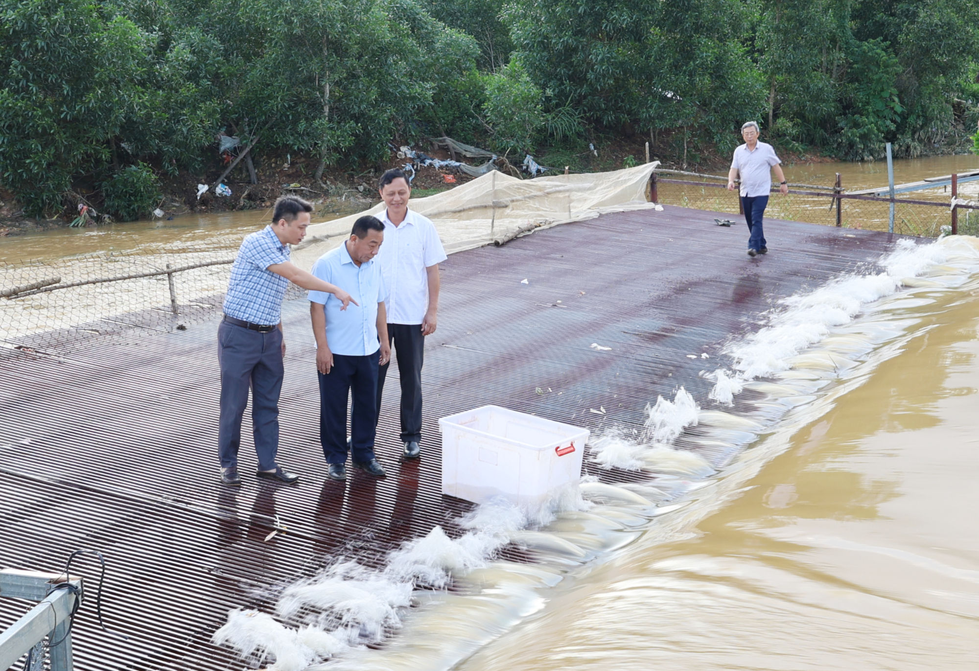 Phó Chủ tịch UBND tỉnh Nguyễn Văn Đệ kiểm tra công tác ứng phó, khắc phục ảnh hưởng do mưa lớn