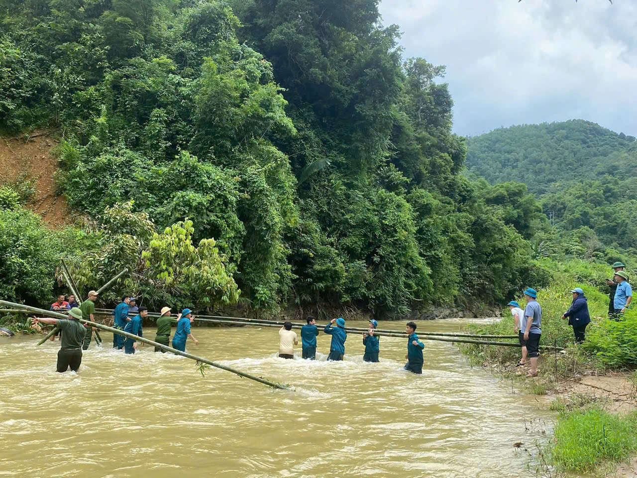 Công an xã Yên Na cùng người dân làm cầu tạm qua suối sau sạt lở, bảo đảm việc đi lại và đưa học sinh trở lại trường