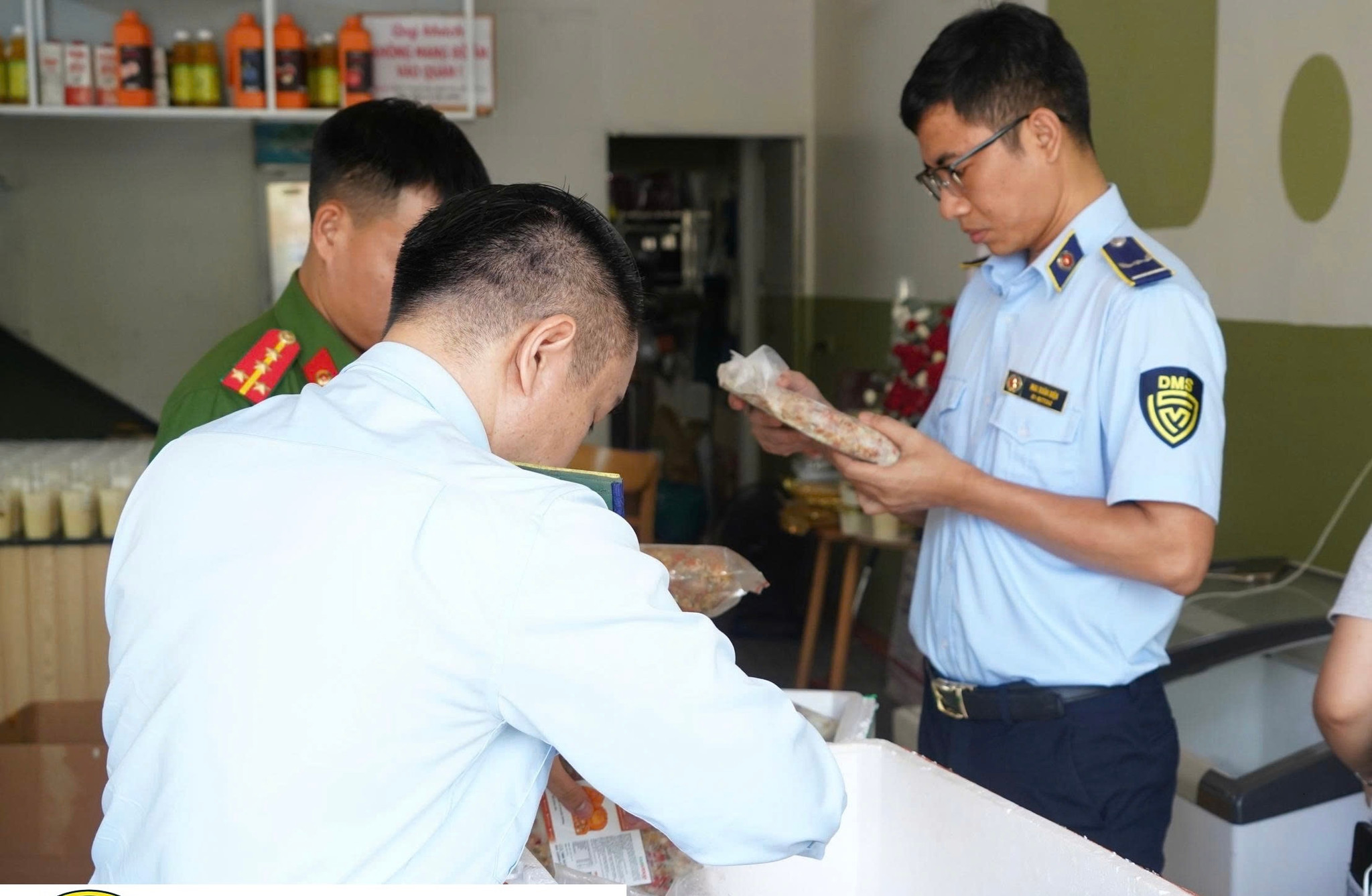 Đội Quản lý thị trường số 25 đang kiểm tra hàng hoá vi phạm