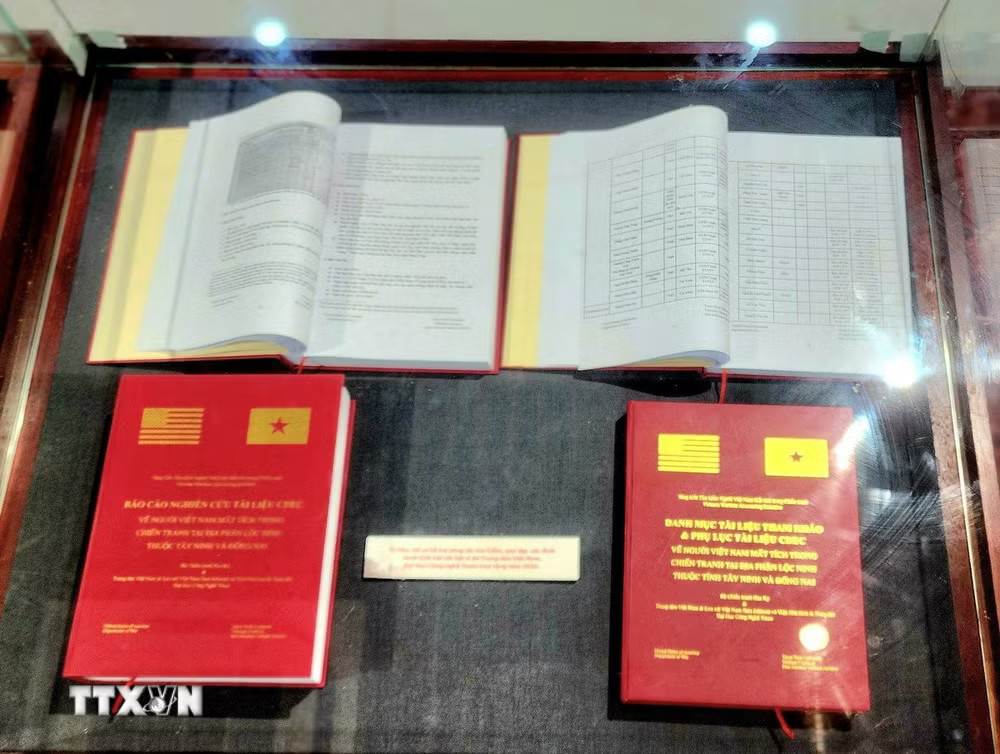 Báo cáo nghiên cứu tài liệu về người Việt Nam mất tích trong chiến tranh tại địa phận Lộc Ninh được VWAI trao cho cơ quan chức năng của Việt Nam. (Ảnh: Chu Thanh Vân/TTXVN) Báo cáo nghiên cứu tài liệu về người Việt Nam mất tích trong chiến tranh tại địa phận Lộc Ninh được VWAI trao cho cơ quan chức năng của Việt Nam