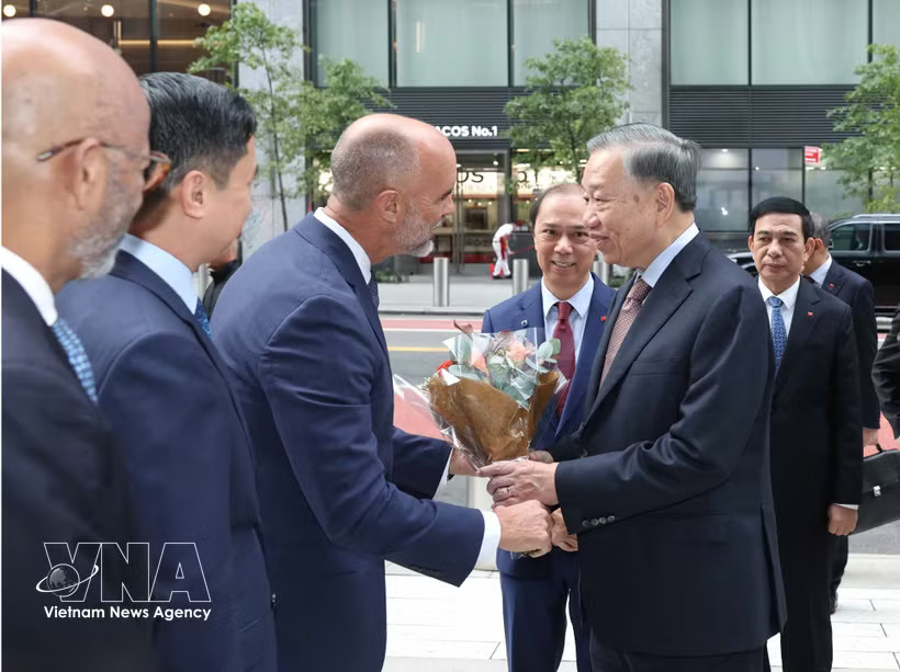 Pfizer representatives welcome General Secretary of the Communist Party of Vietnam Central Committee and President To Lam in New York on September 22, 2026. (Photo: VNA)