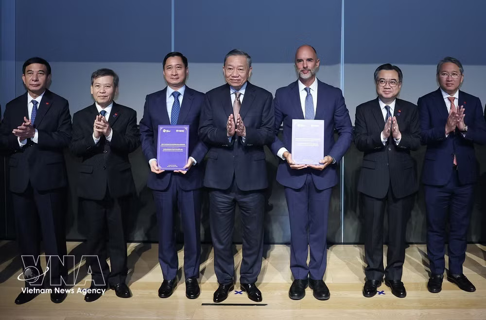 General Secretary of the Communist Party of Vietnam Central Committee and President To Lam witnesses the handover of a cooperation document between Pfizer and Vietnam Vaccine Joint Stock Company (VNVC). (Photo: VNA) vnanet-pfizer2.jpg