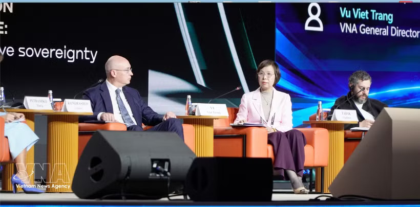 General Director of Vietnam News Agency Vu Viet Trang (second, right) delivers a presentation at the international forum 