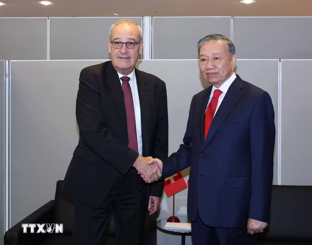 Tổng Bí thư, Chủ tịch nước Tô Lâm gặp Tổng thống Thụy Sĩ Guy Parmelin. (Ảnh: Thống Nhất/TTXVN) Tổng Bí thư, Chủ tịch nước Tô Lâm gặp Tổng thống Thụy Sĩ Guy Parmelin