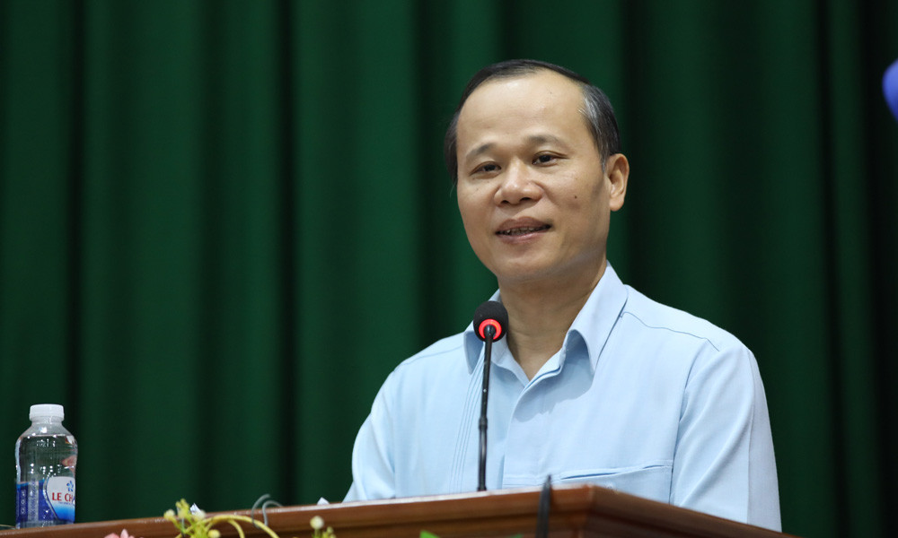 Phó Chủ tịch Thường trực UBND thành phố Mai Sơn trao đổi, làm rõ những nội dung được cử tri phường Tự Lạn nêu tại hội nghị