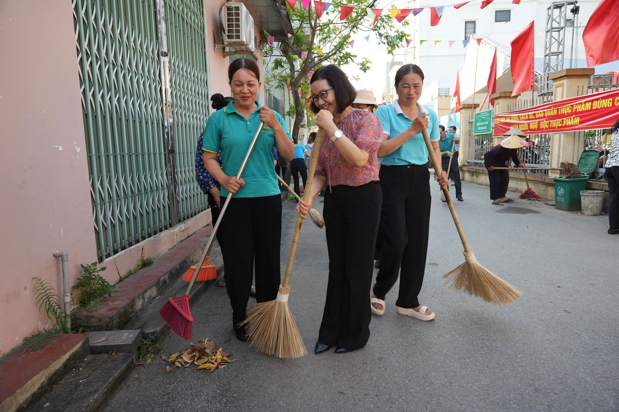 Lãnh đạo cùng người dân xã Đan Phượng ra quân quét dọn tổng vệ sinh môi trường