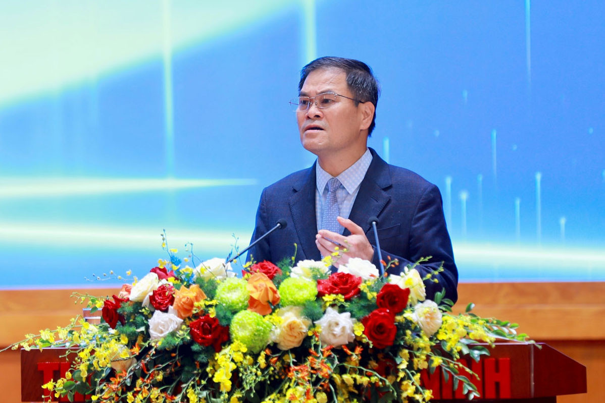 Phó Bí thư Thành ủy, Chủ tịch UBND TP. Quảng Ninh Bùi Văn Khắng phát biểu tại hội nghị