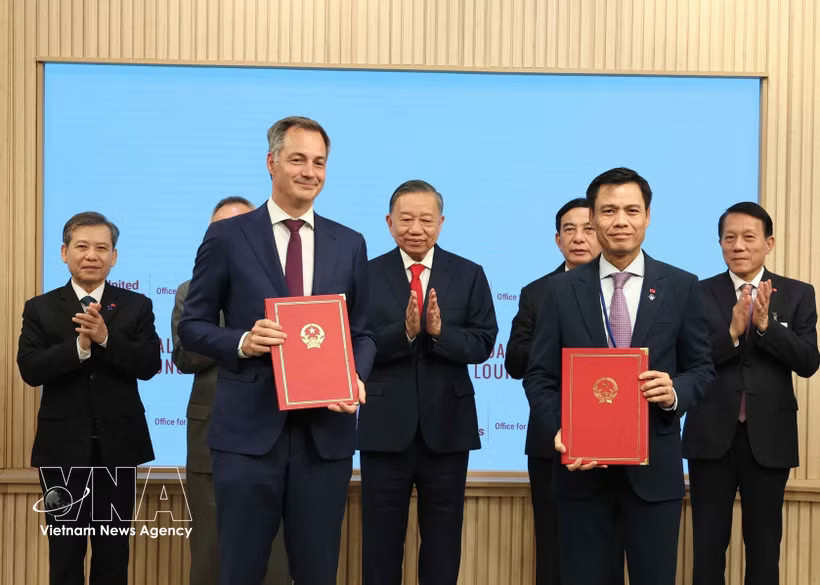 General Secretary and President To Lam, together with Vietnamese officials, witnesses the exchange of cooperation documents between Vietnam and the UN in New York on September 22, 2026. (Photo: VNA)