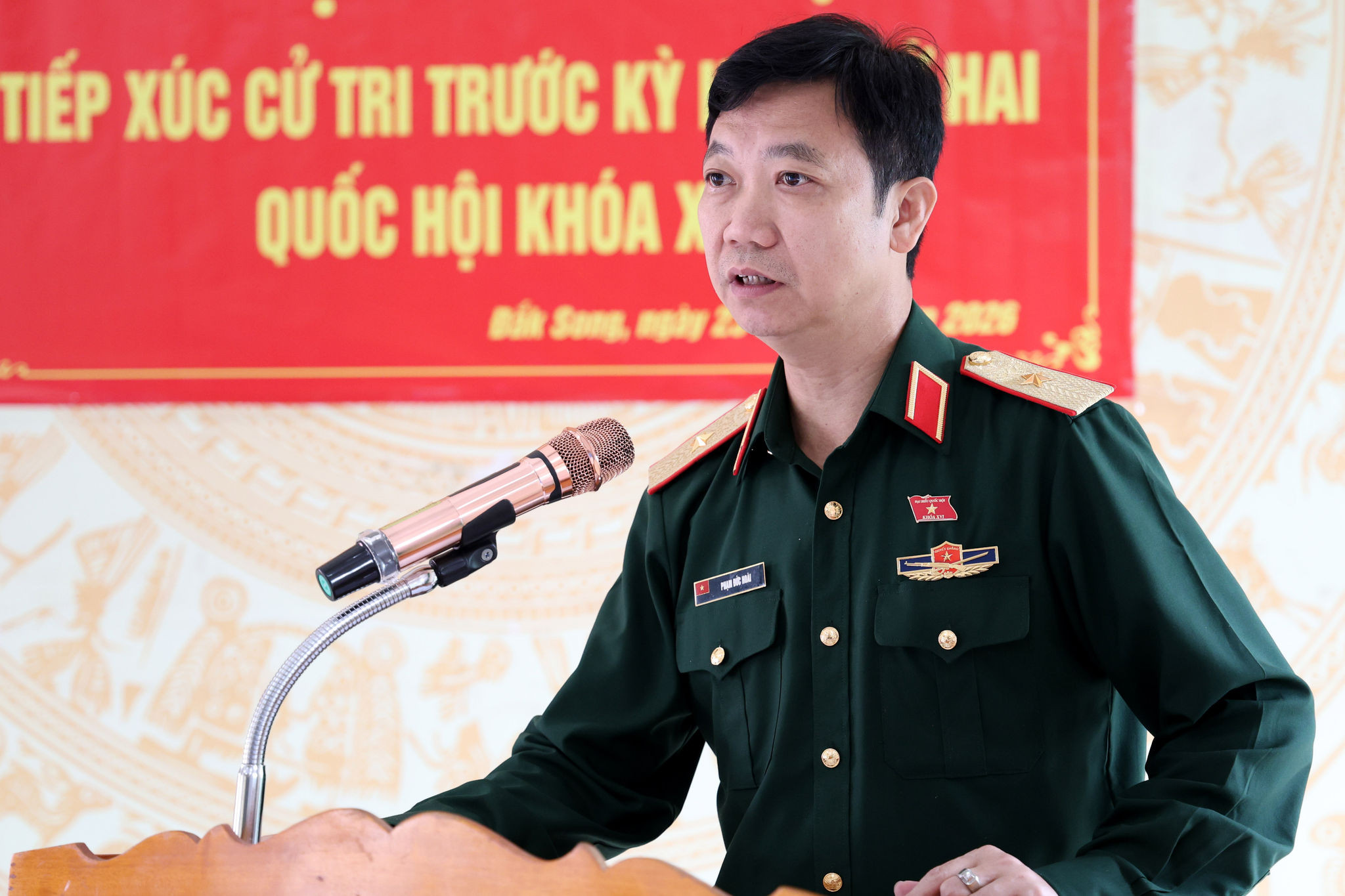 Ủy viên chuyên trách Ủy ban Quốc phòng, An ninh và Đối ngoại Phạm Đức Hoài phát biểu tại hội nghị