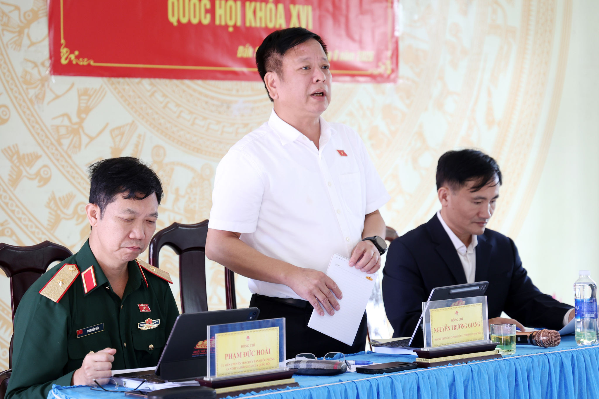 Phó Chủ nhiệm Ủy ban Pháp luật và Tư pháp Nguyễn Trường Giang phát biểu tại hội nghị