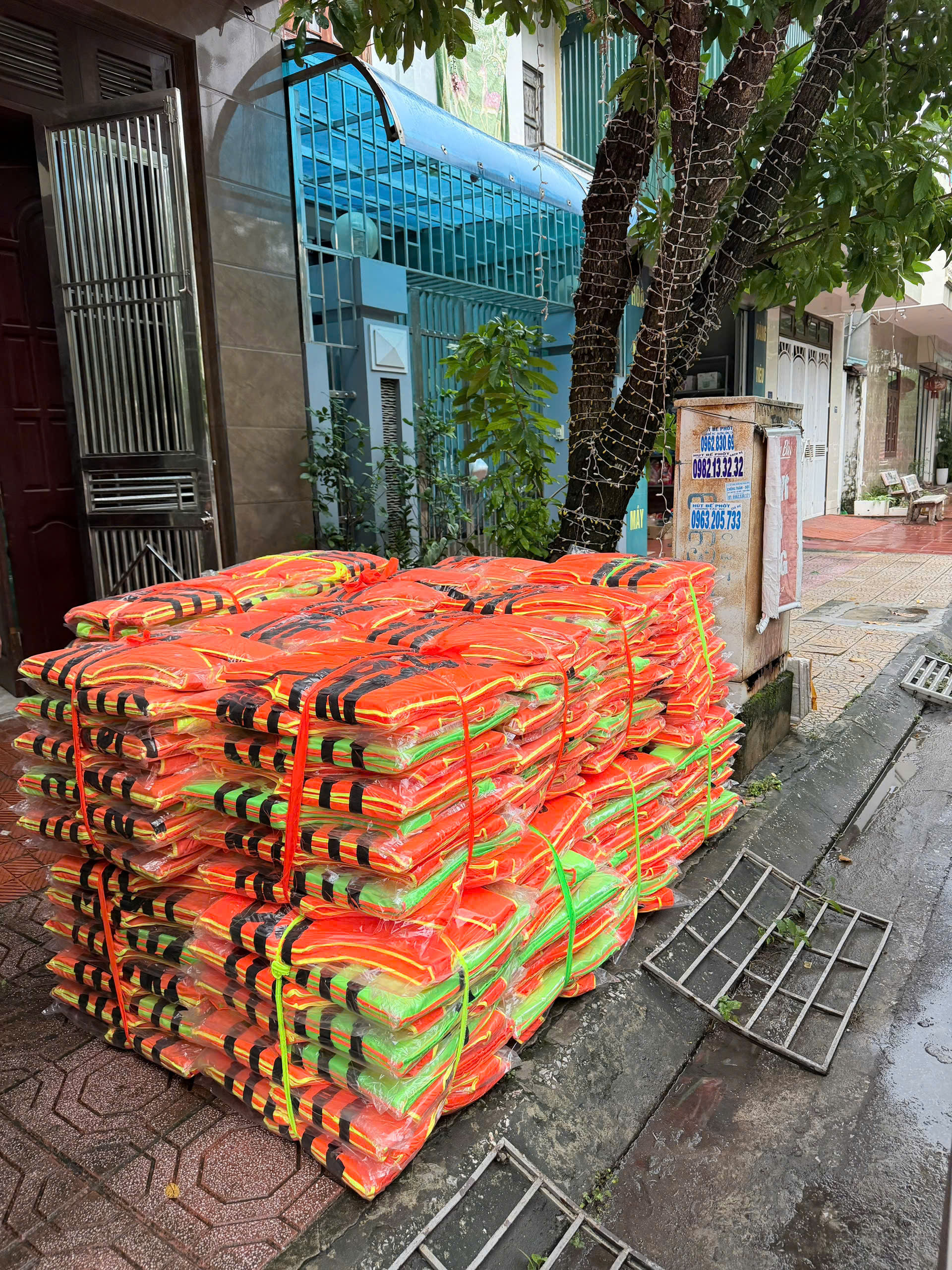 Phút trò chuyện với chàng trai mua hơn 200 áo phao, treo dọc những cây cầu