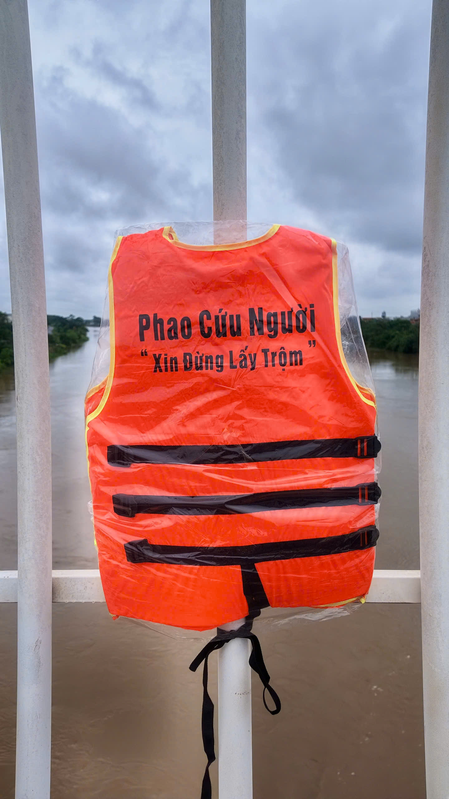 Phút trò chuyện với chàng trai mua hơn 200 áo phao, treo dọc những cây cầu