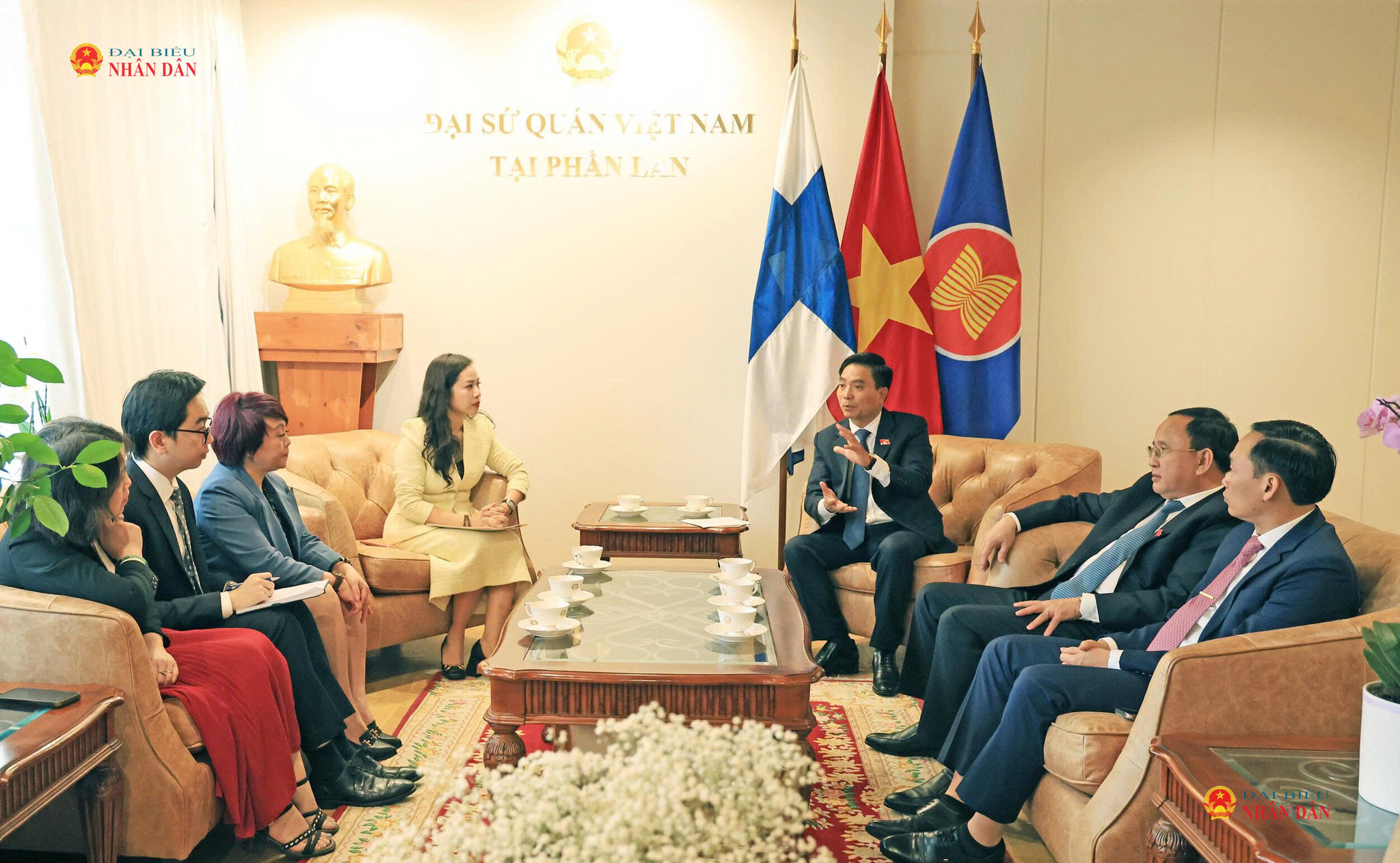 Phó Chủ tịch Quốc hội, Thượng tướng Nguyễn Doãn Anh gặp gỡ cán bộ và nhân viên Đại sứ quán Việt Nam tại Phần Lan