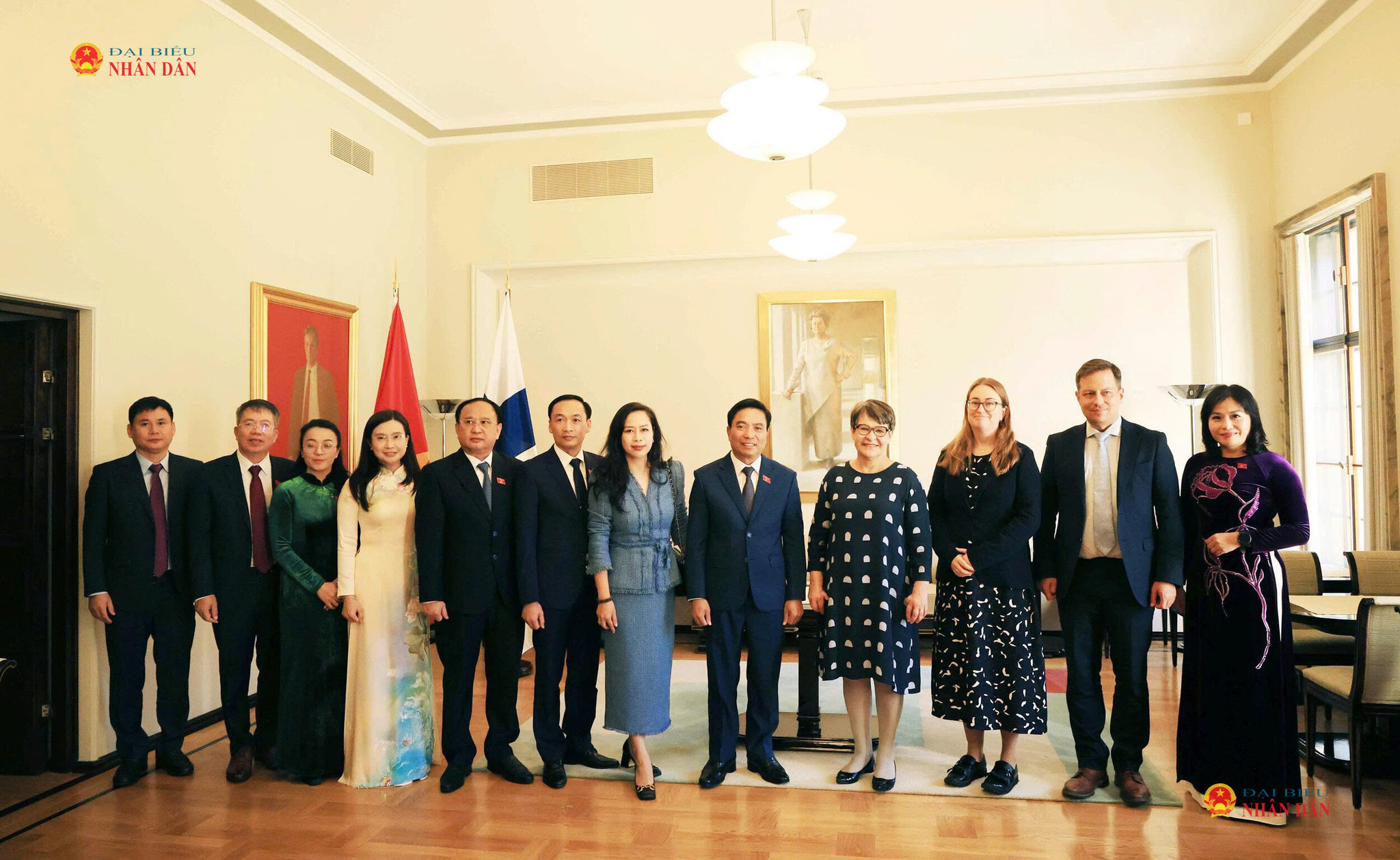 Phó Chủ tịch Quốc hội, Thượng tướng Nguyễn Doãn Anh và Phó Chủ tịch Quốc hội Phần Lan Tarja Filatov cùng các đại biểu chụp ảnh chung