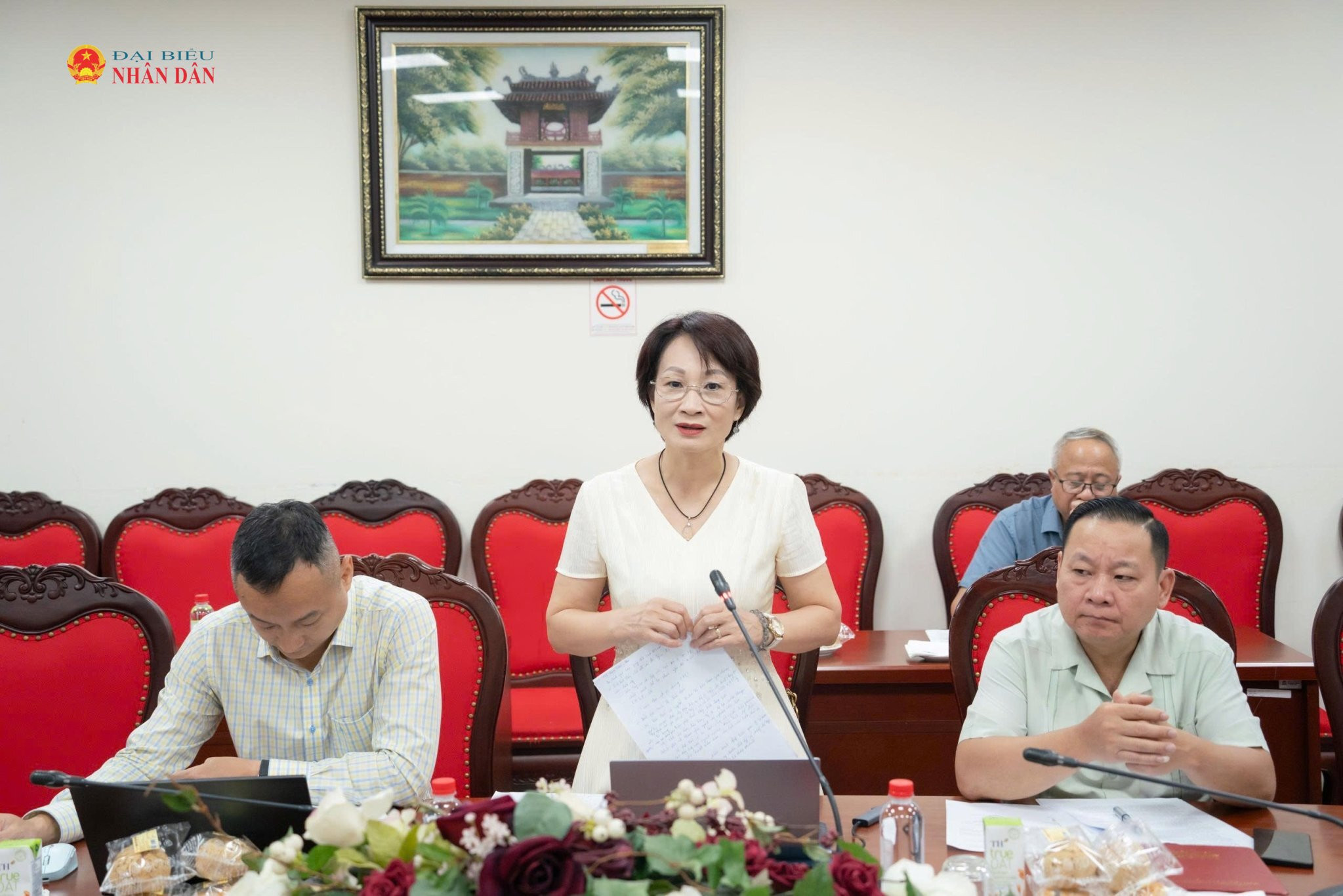 Phó Vụ trưởng Vụ Pháp chế, Bộ Văn hóa, Thể thao và Du lịch Lê Thị Thu Oanh trình bày báo cáo về dự án Luật Phát triển công nghiệp văn hóa