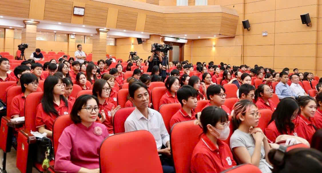 Sự kiện nhận được sự quan tâm của đông đảo sinh viên. Ảnh Trần Minh