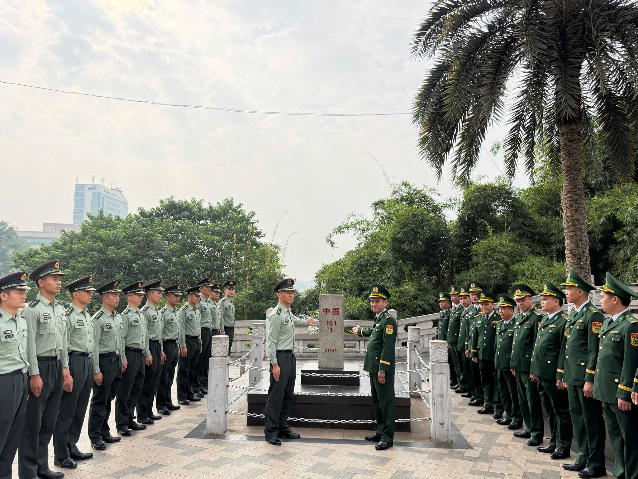 Lực lượng Biên phòng 2 bên tiến hành kiểm tra cột mốc 101 (1)