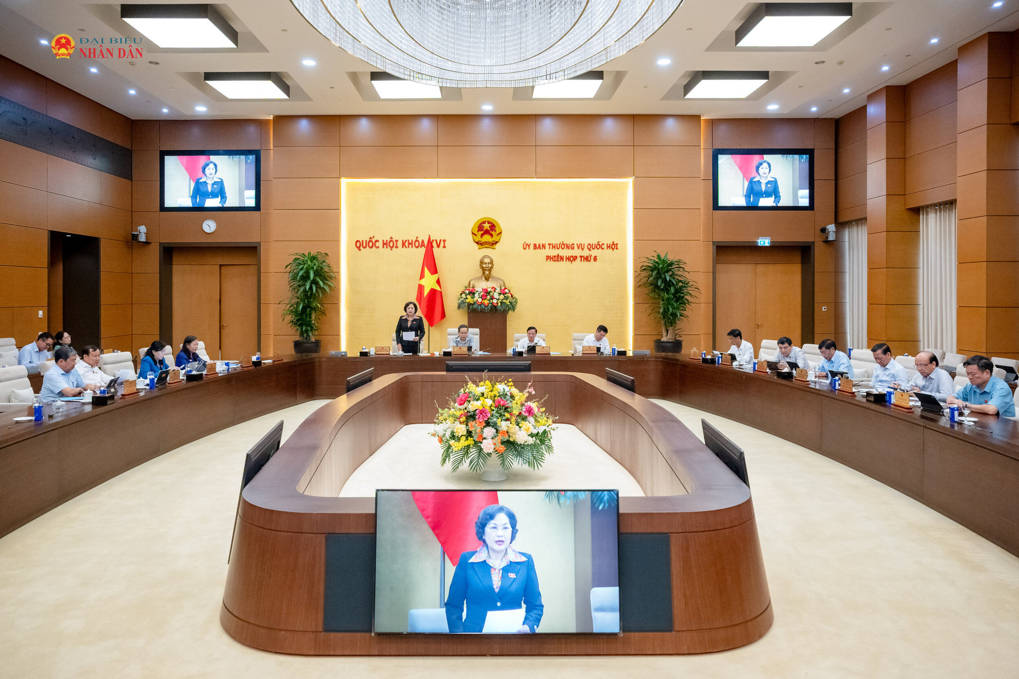 Chủ tịch Quốc hội Trần Thanh Mẫn chủ trì, Phó Chủ tịch Quốc hội Nguyễn Thị Hồng điều hành phiên họp