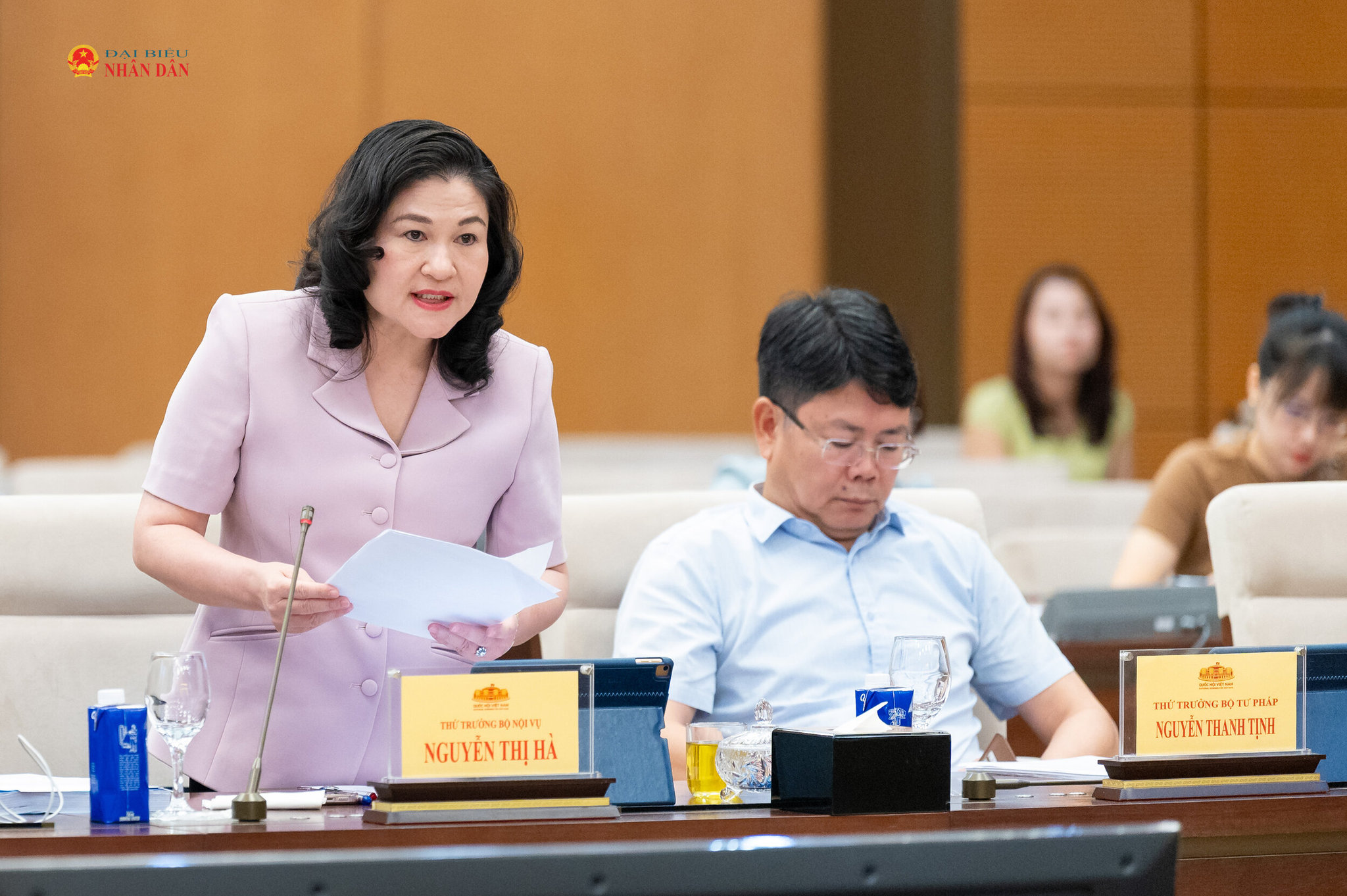 Thứ trưởng Bộ Nội vụ Nguyễn Thị Hà thuyết trình về nội dung cơ bản của dự thảo