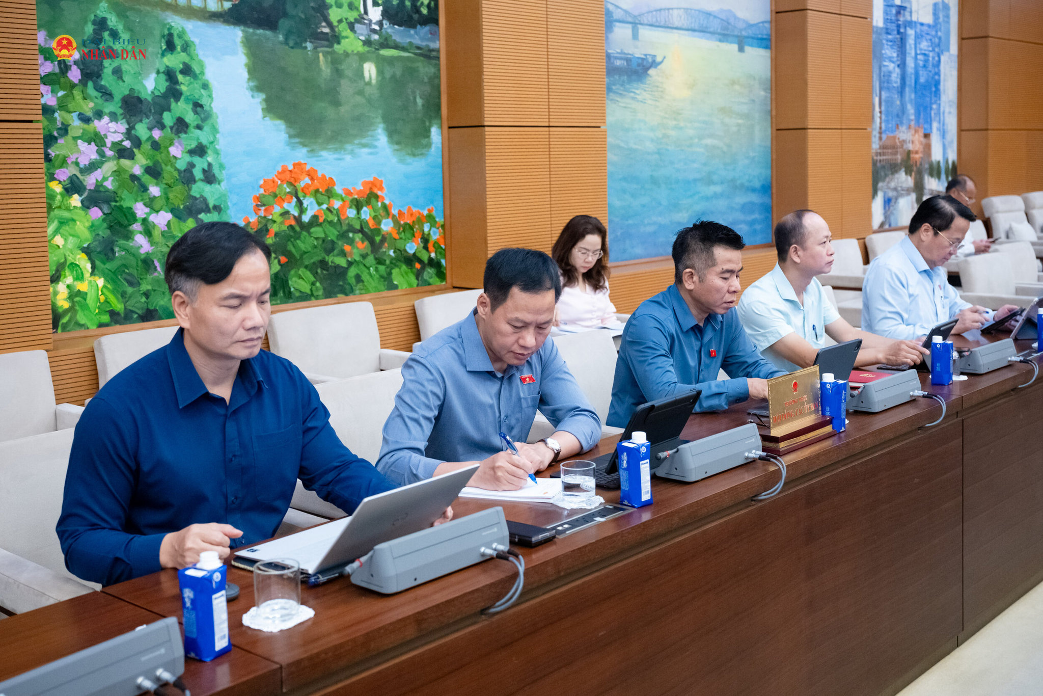 Các đại biểu tham dự phiên họp
