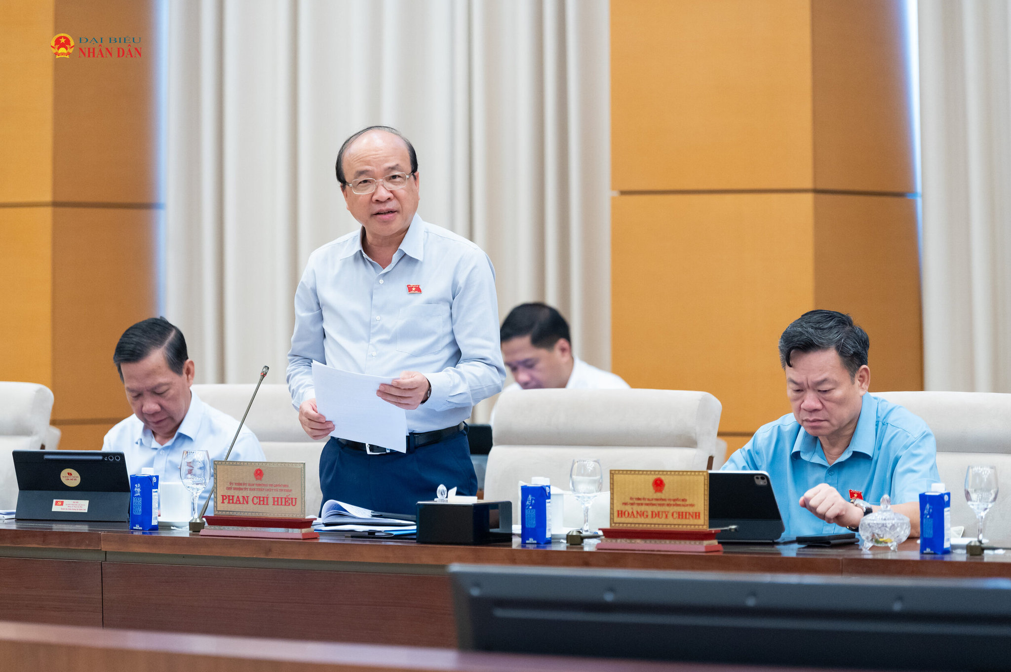 Chủ nhiệm Ủy ban Pháp luật và Tư pháp Phan Chí Hiếu phát biểu