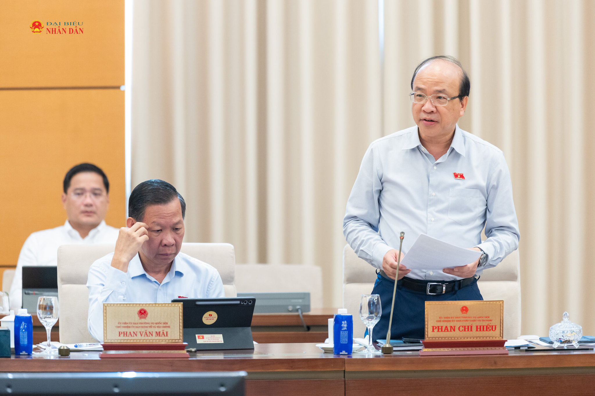 Chủ nhiệm Ủy ban Pháp luật và Tư pháp Phan Chí Hiếu trình bày tóm tắt báo cáo thẩm tra, đề xuất các vấn đề cần Quốc hội tập trung thảo luận