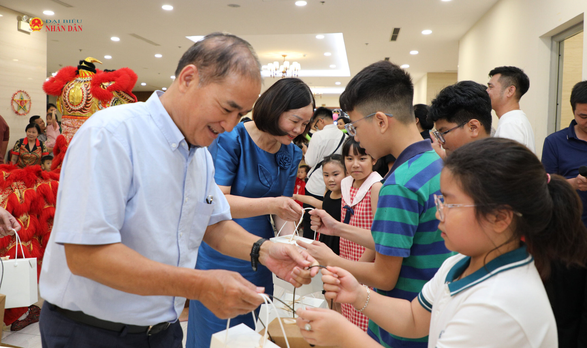 Lãnh đạo Báo Đại biểu Nhân dân trao quà tặng các cháu thiếu niên, nhi đồng