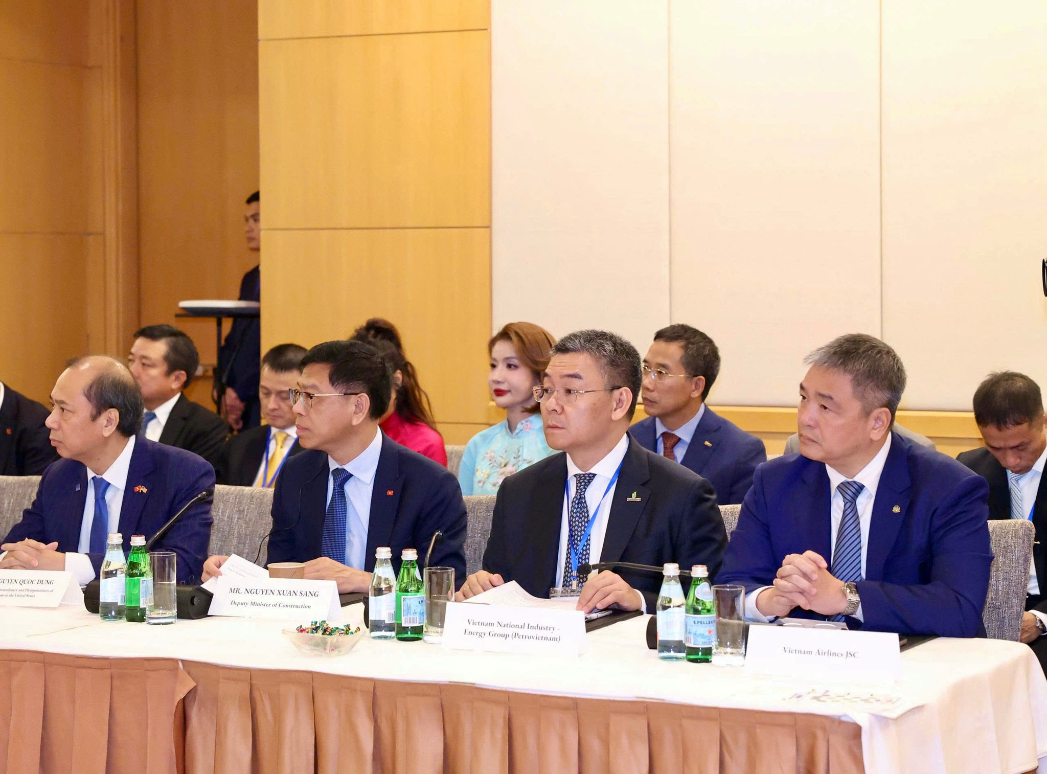 4. Ông Lê Trường Giang, Thành viên HĐQT Vietnam Airlines (hàng 1, thứ nhất từ phải qua) dự Tọa đàm bàn tròn cấp cao với các doanh nghiệp lớn của Hoa Kỳ