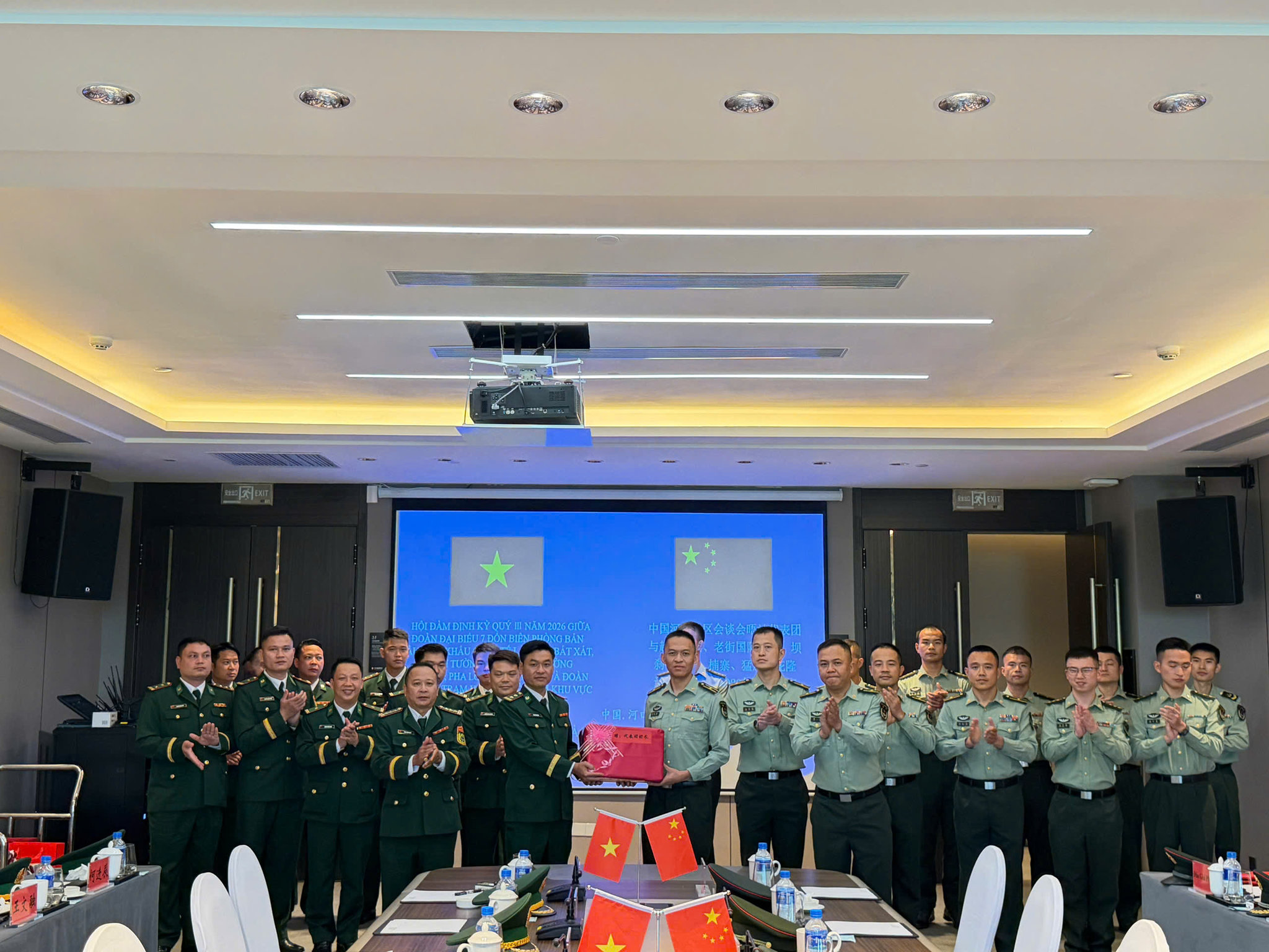 Trưởng đoàn Đại biểu 2 bên tiến hành tặng quà lưu niệm