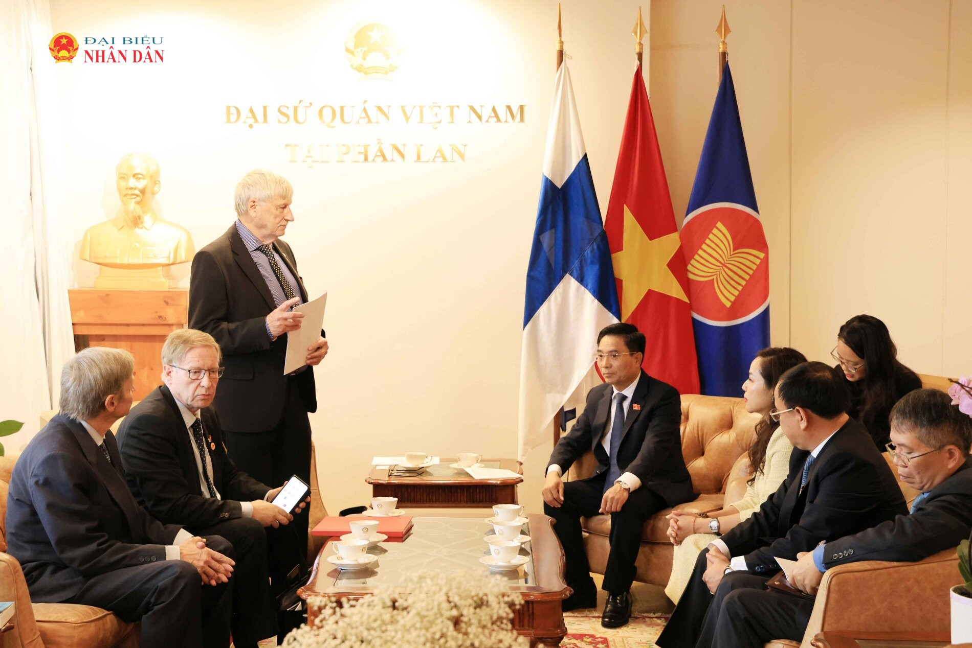 Phó Chủ tịch Quốc hội, Thượng tướng Nguyễn Doãn Anh gặp gỡ cán bộ và nhân viên Đại sứ quán Việt Nam tại Phần Lan