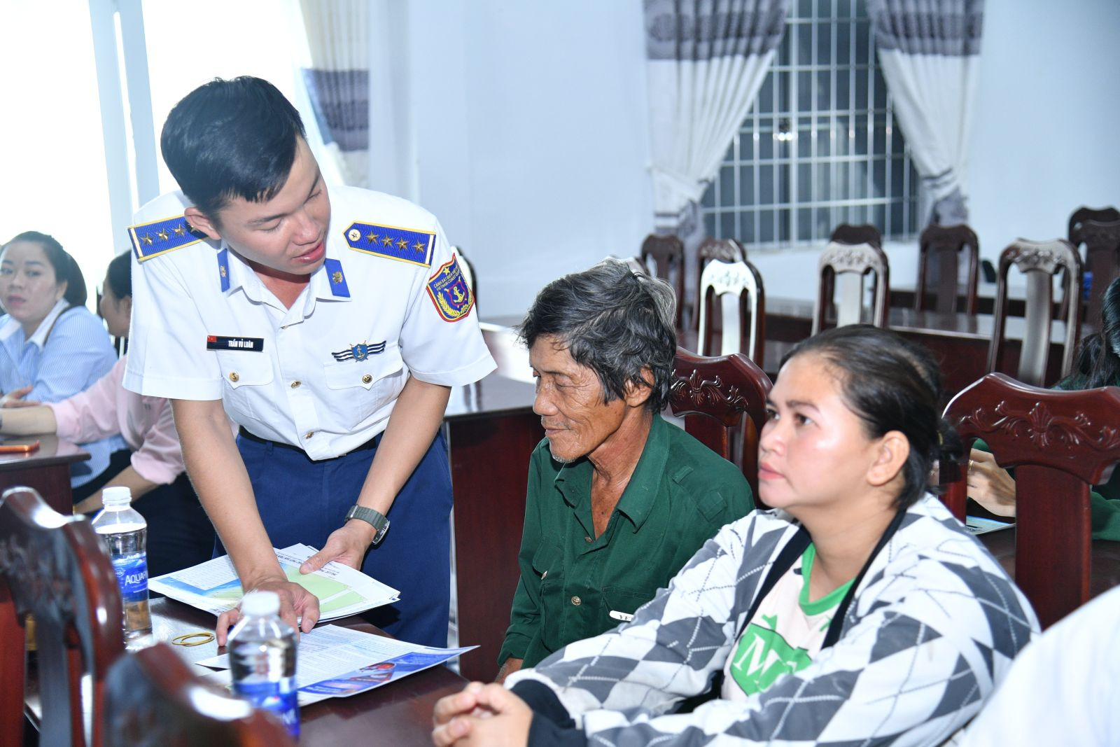 Bộ Tư lệnh Vùng Cảnh sát biển 4 phát tờ rơi tuyên truyền cho bà con ngư dân. Ảnh: Đức Thái