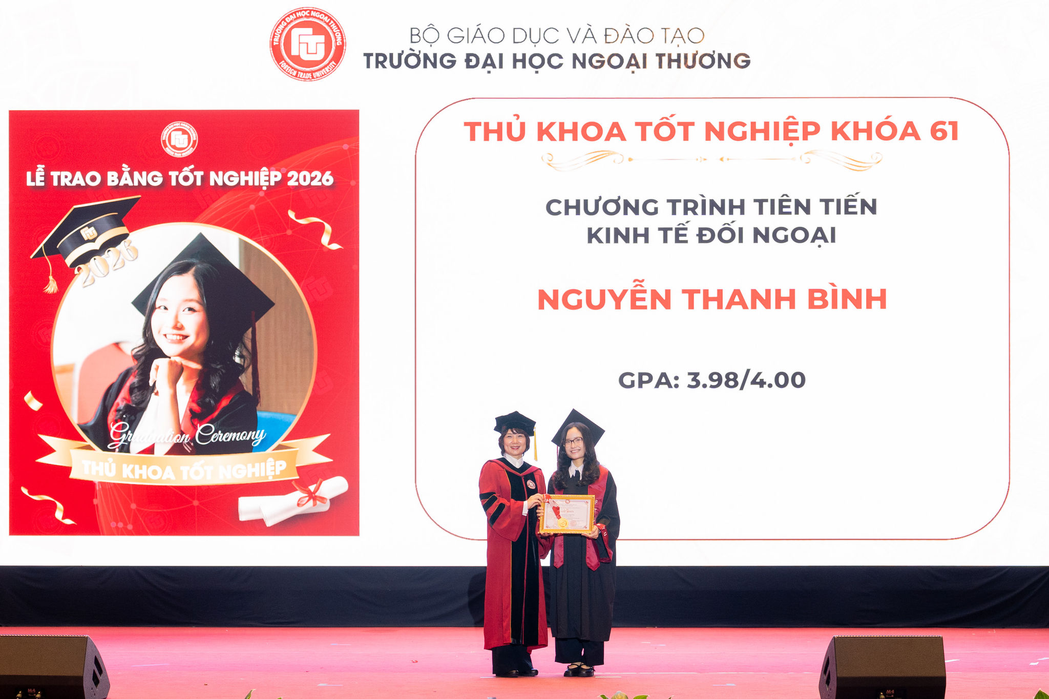 Ảnh trao giấy khen và huy chương thủ khoa