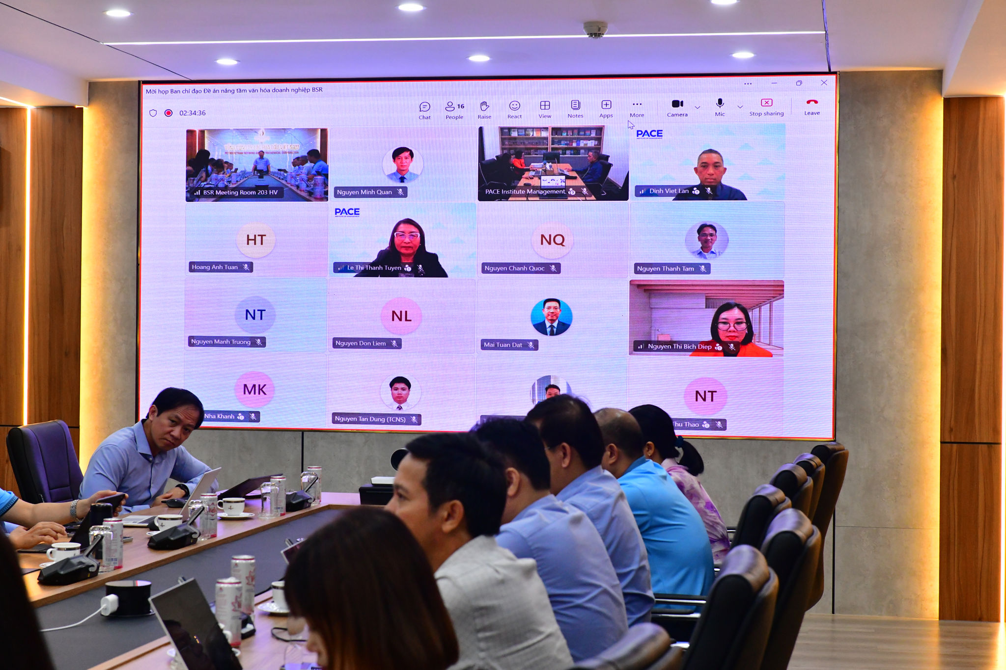 Các đại biểu, đơn vị chuyên môn và tư vấn PACE thảo luận sôi nổi về các giải pháp đưa văn hóa thấm sâu vào đời sống lao động. Ảnh BSR