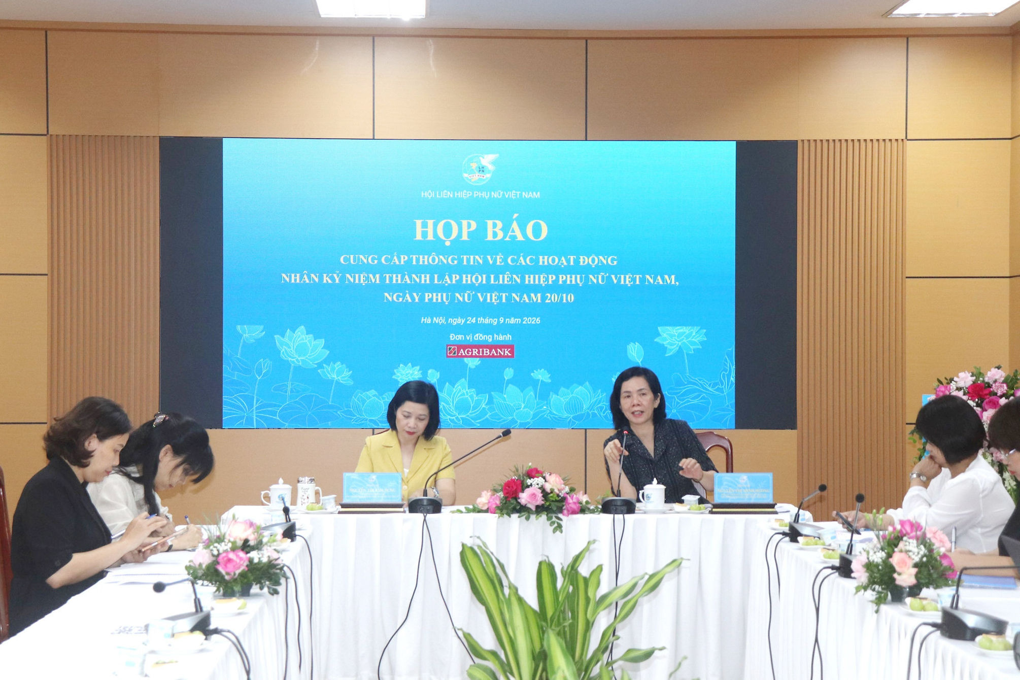 Phó Chủ tịch Hội Liên hiệp Phụ nữ Việt Nam Nguyễn Thị Minh Hương chủ trì cuộc họp báo