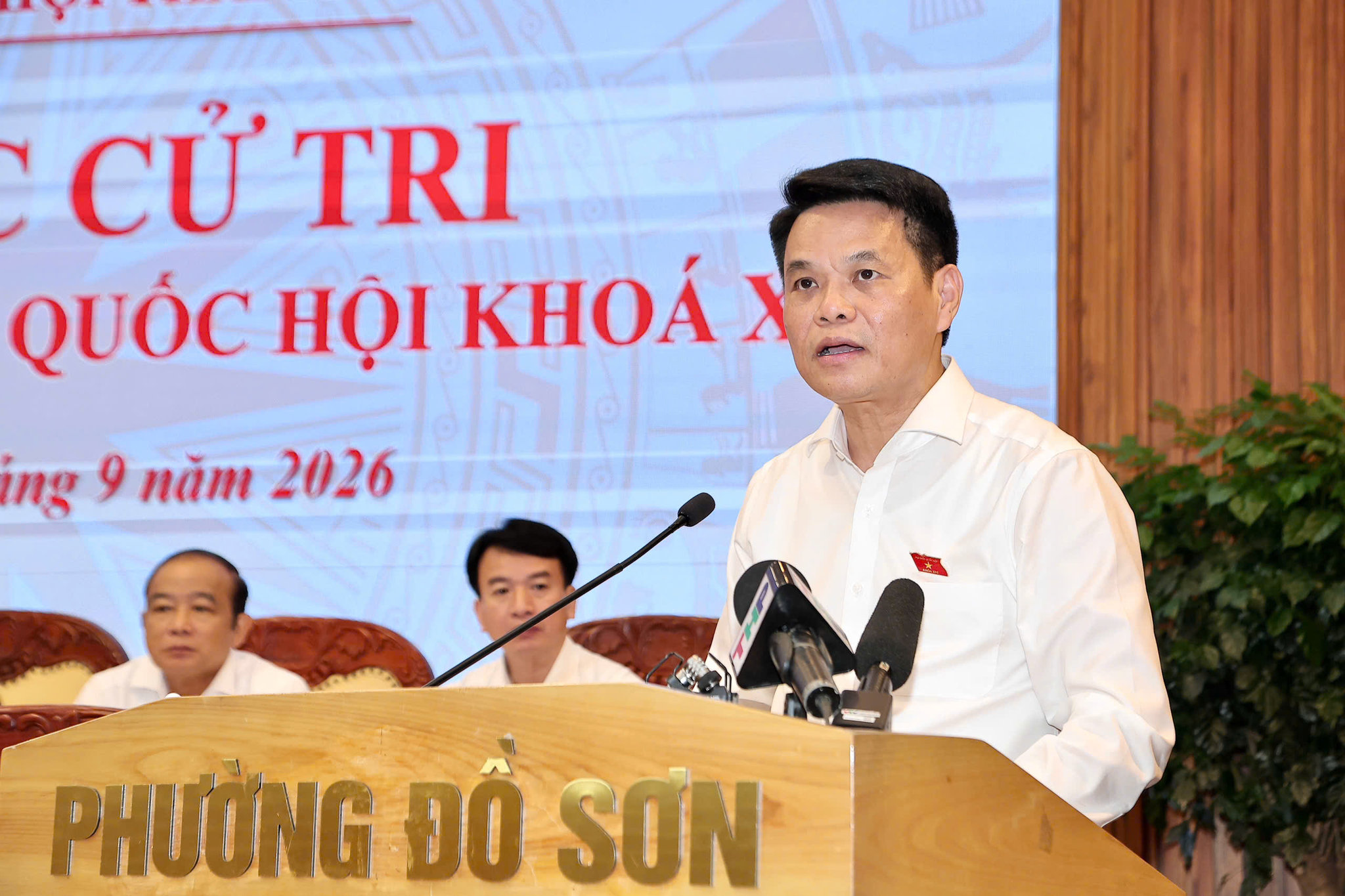 Đồng chí Lê Ngọc Châu, Bí thư Thành ủy, Trưởng Đoàn đại biểu Quốc hội Hải Phòng phát biểu tiếp thu ý kiến cử tri và kết luận Hội nghị.