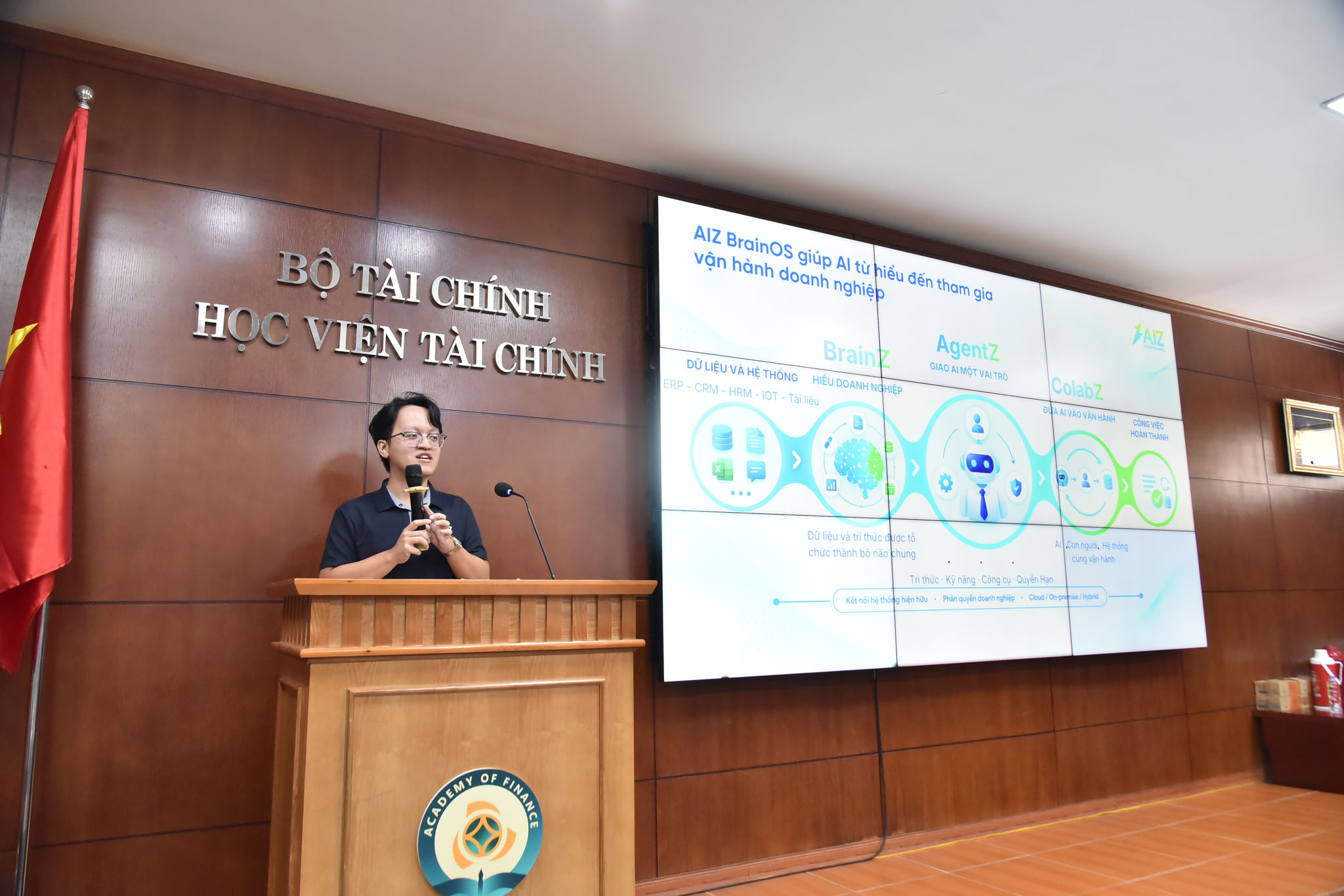 Giám đốc Công nghệ Công ty Cổ phần AIZ trình bày báo cáo “Mô hình toán học và trí tuệ nhân tạo trong khai thác dữ liệu: kinh nghiệm thực tiễn từ AIZ”