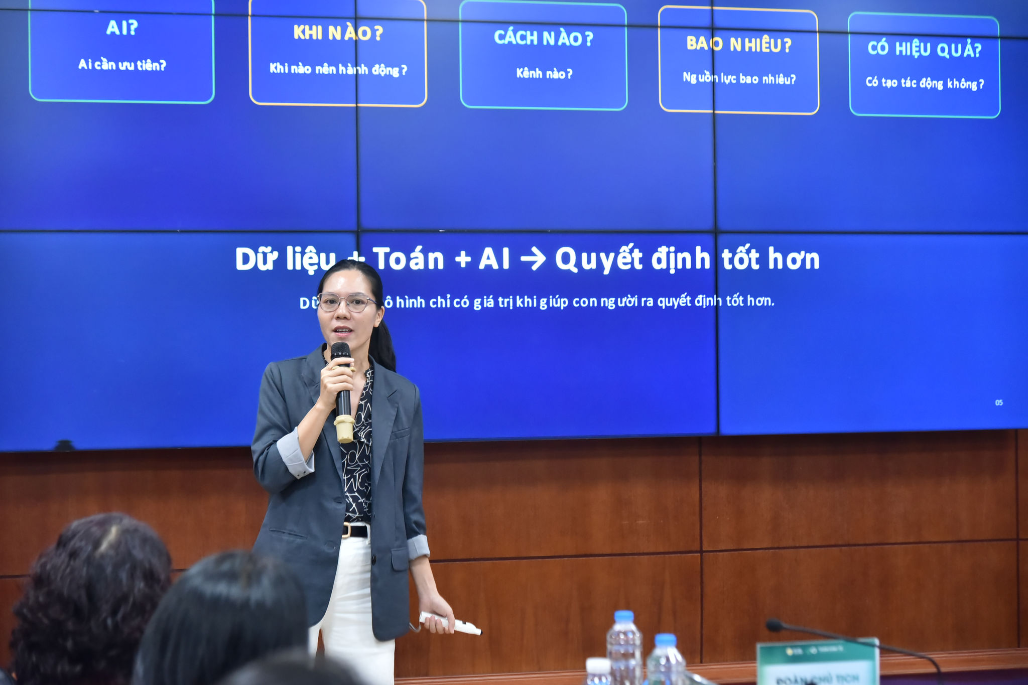 TS Nguyễn Thanh Hảo, Trưởng bộ phận Khoa học Dữ liệu, Ngân hàng TMCP Việt Nam Thịnh Vượng (VPBank) trình bày nội dung “Từ Toán học đến Data Science và AI: những ứng dụng thực tiễn trong tài chính - ngân hàng”