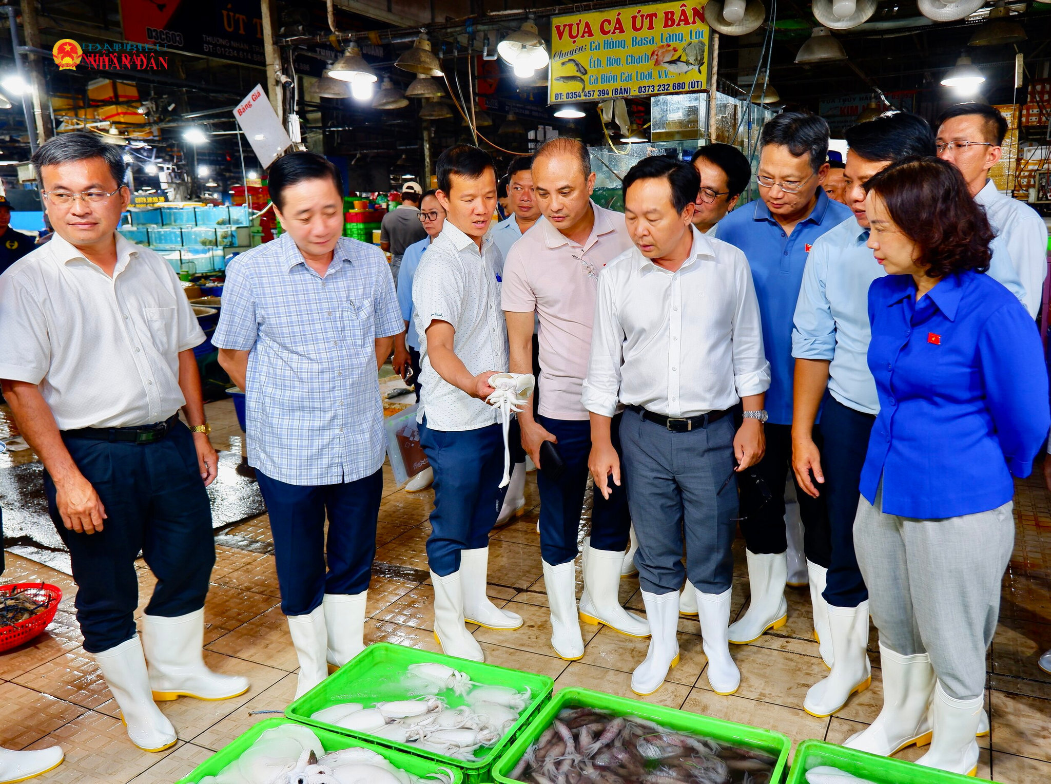 Đoàn công tác của Ủy ban Khoa học, Công nghệ và Môi trường khảo sát thực tế tại Nhà lồng F kinh doanh thủy hải sản tại chợ Bình Điền, phục vụ thẩm tra dự án Luật An toàn thực phẩm (sửa đổi)