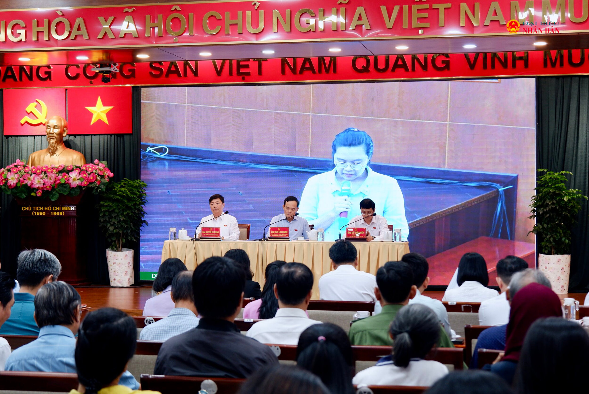 Cử tri phát biểu tại các điểm cầu trực tuyến