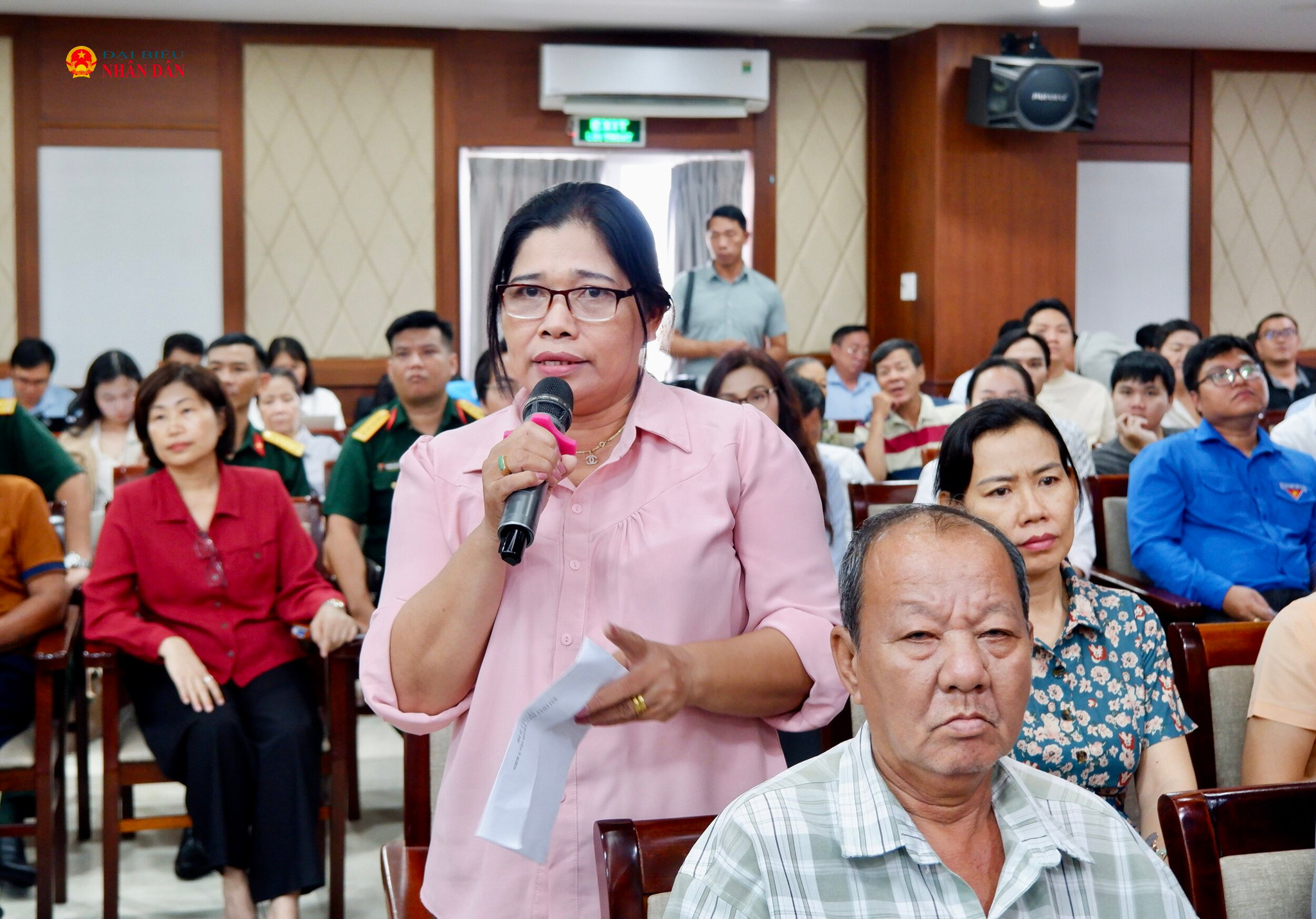 Cử tri phát biểu tại hội nghị tiếp xúc cử tri